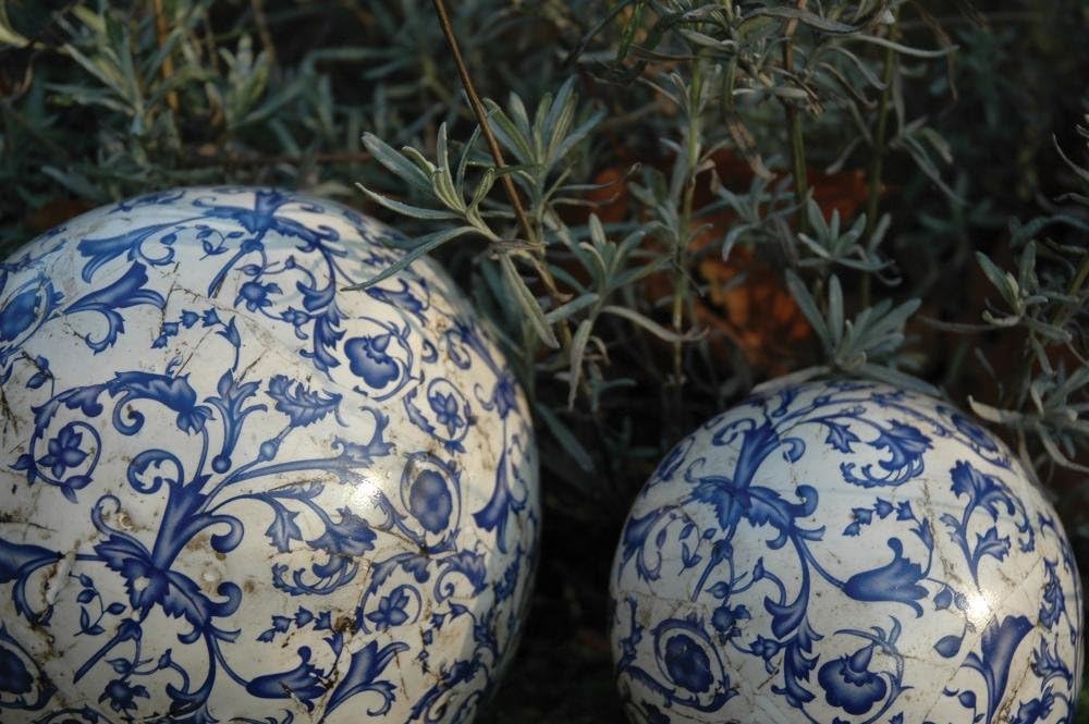 Esschert Design USA Ceramic Ball small -Faded Blue/White