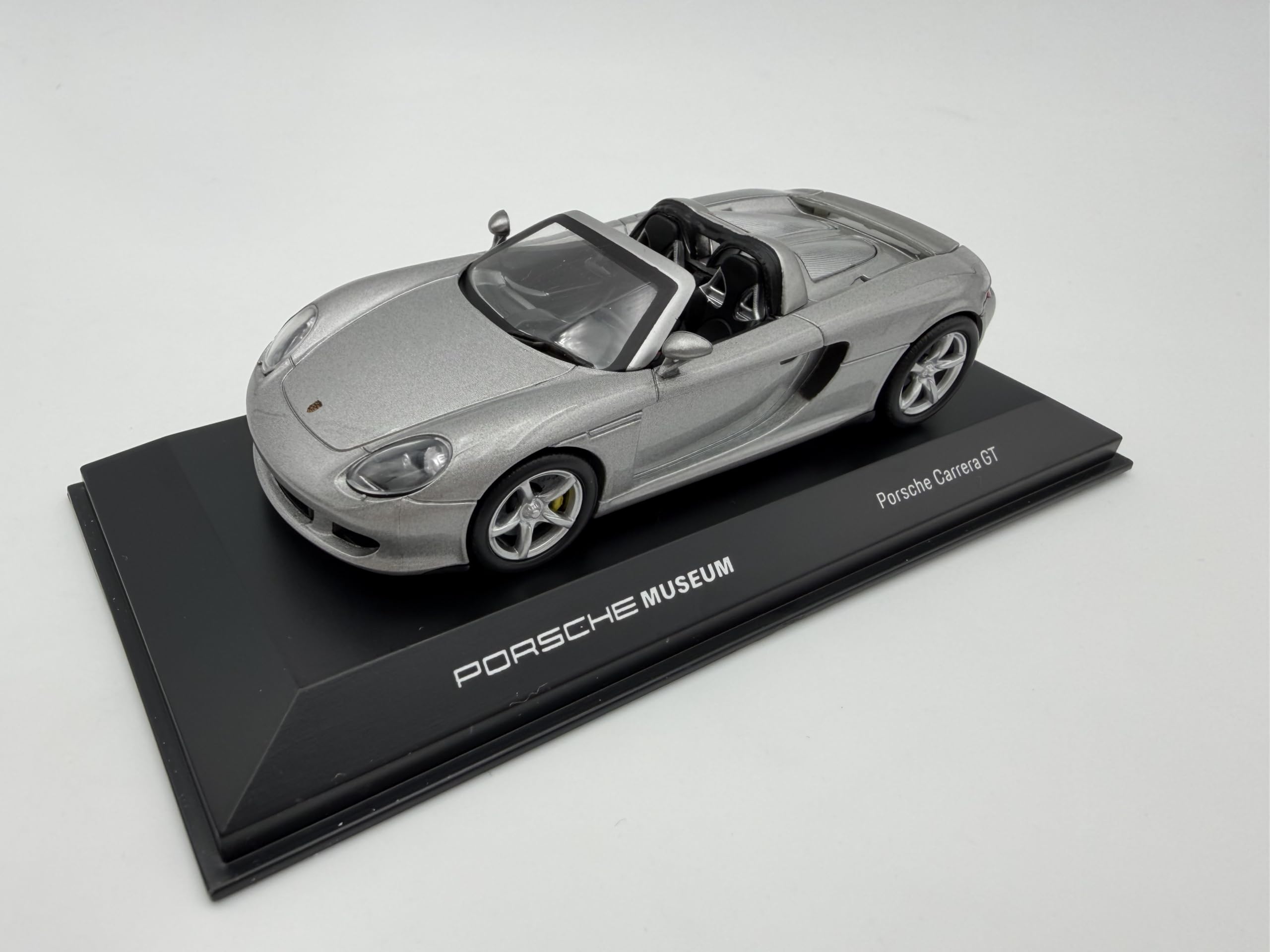 Porsche Carrera GT Modellauto 1:43, Silber - Detailgetreues Sammlermodell I GT Marketing I Miniatur Fahrzeug (Museum Edition)