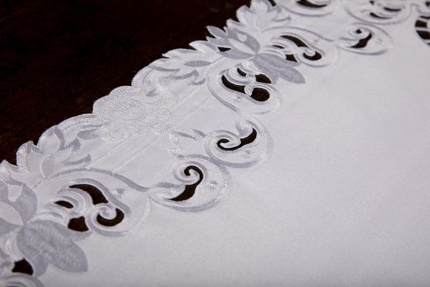 XD17101 Garden Trellis Embroidered Cutwork Table Runner, 15 by 34-Inch, White