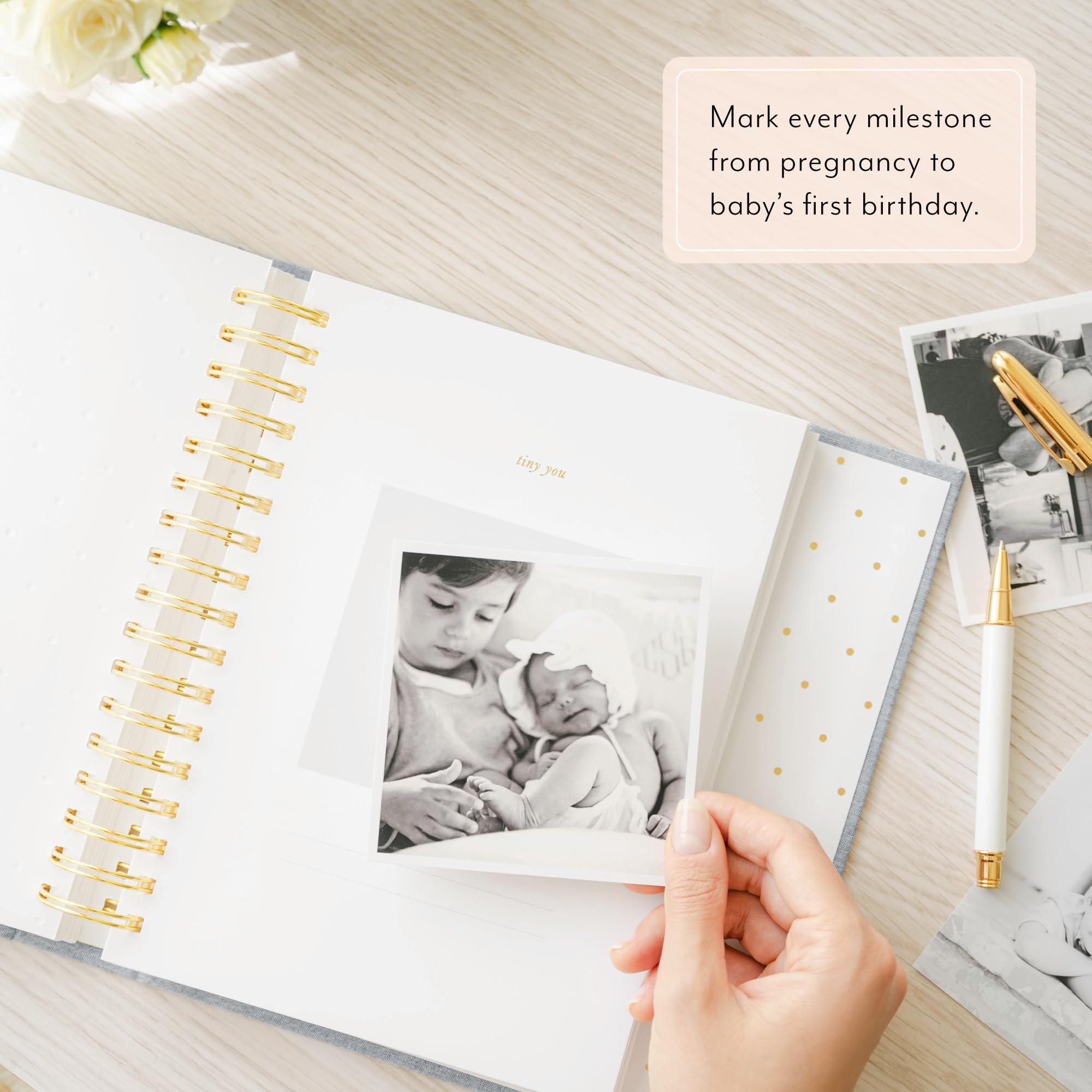 Sugar Paper Erinnerungsbuch für Babys – Erinnerungsbuch von der Schwangerschaft bis zum ersten Jahr – Meilenstein-Tagebuch mit Taschenaufbewahrung – Babyparty-Idee – geschlechtsneutrales Geschenk –