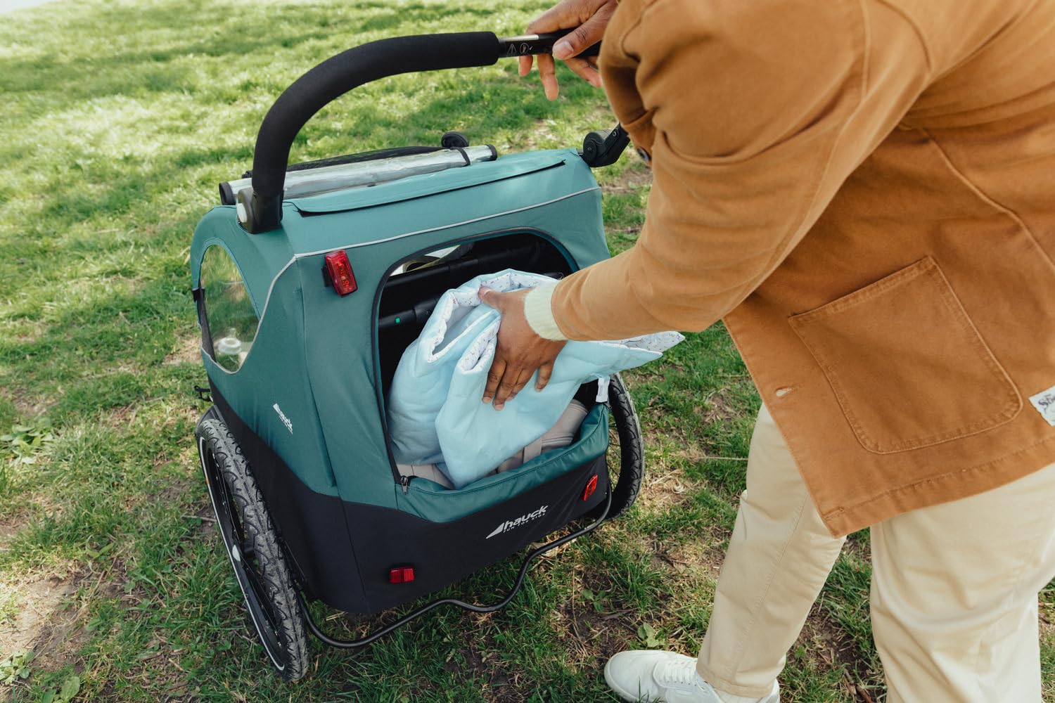 hauck Remorque Velo et Poussette 2 Enfants 2-en-1 Dryk Duo (6 Mois à 120 cm / 22 kg), inclus Barre d'Attelage, Attache Vélo, Roue Avant, Fanion et Feu Arrière – Pliable, Coffre XL – Gris