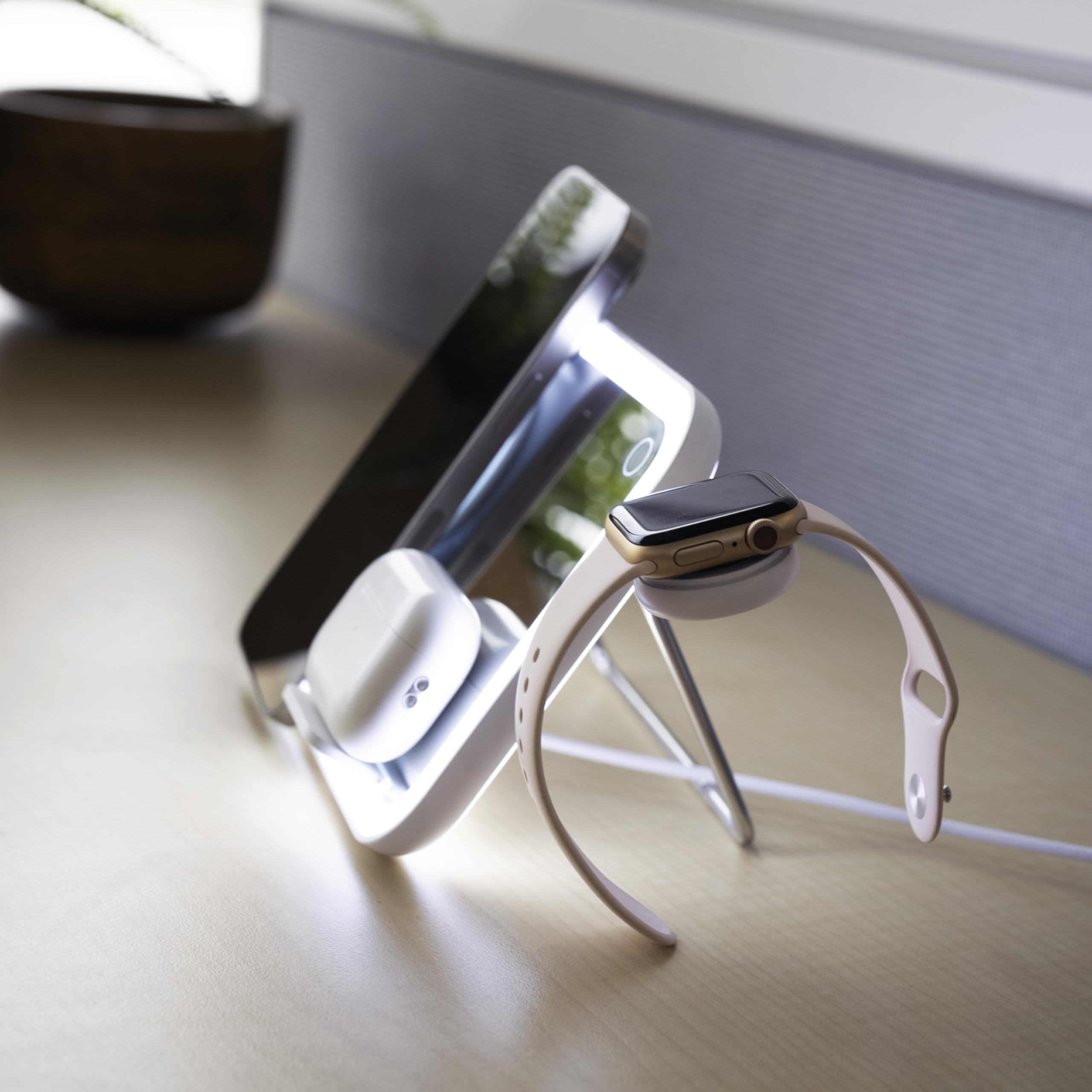 AT&T Essentials - Stazione di ricarica 3 in 1 con specchio a LED, compatibile con magneti, con bordo illuminato a LED (iPhone, Airpods, Apple Watch)