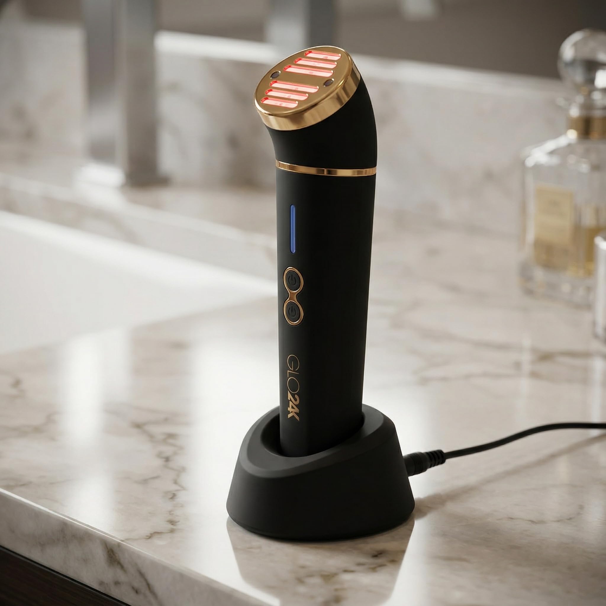 Dispositivo de belleza GLO24K para la cara. Basado en tecnologías de triple acción L E D, térmica y vibración.