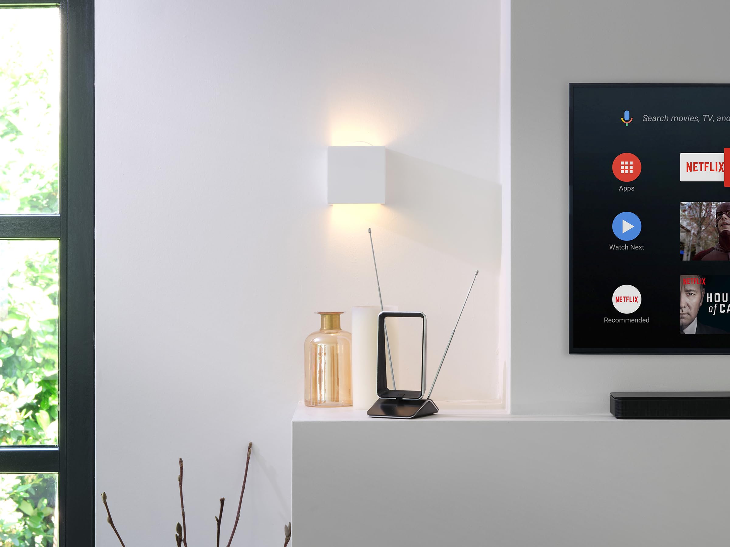 One For All - Antena de TV Interior Amplificada - Recibe TDT en un Rango de 25km - Antena Full HD TV Digital - Incluye Cable Coaxial de Alto Rendimiento - VHF/UHF - Filtro 3G/4G/5G - Negra - SV9465