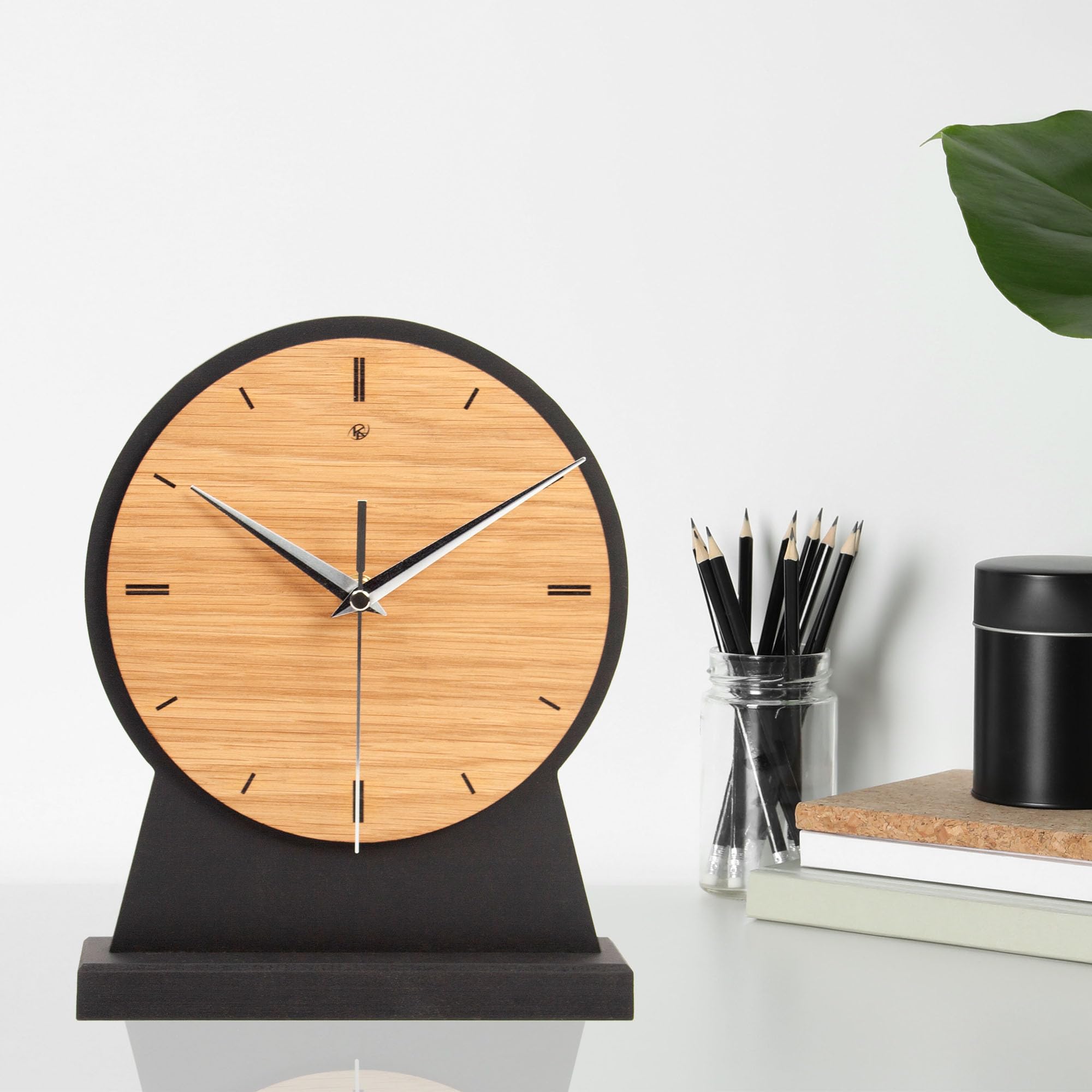 Kreative Feder Standuhr „Timeless Brown“ aus Holz – klassisch runde Tisch-Uhr ohne Ticken; Größe ca. 38,5x20x8,5cm (leises Funkuhrwerk)