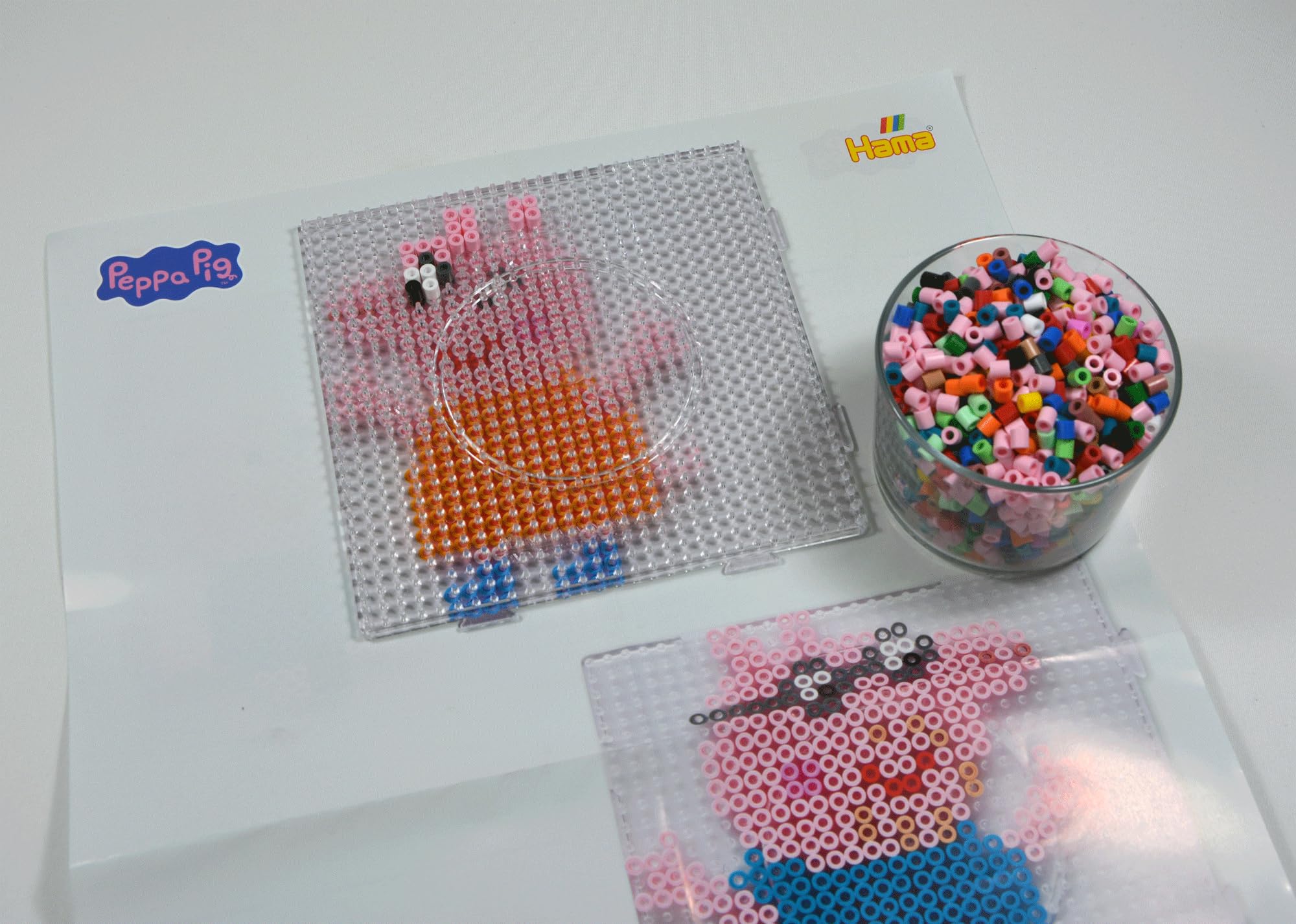 Hama Beads 7917 Peppa Wutz & Sister, Paquete Grande de Regalo con 4.000 Cuentas Midi, 2 tableros de Clavijas, Plantilla con Motivos, Papel de Planchar, Instrucciones y Anillo móvil
