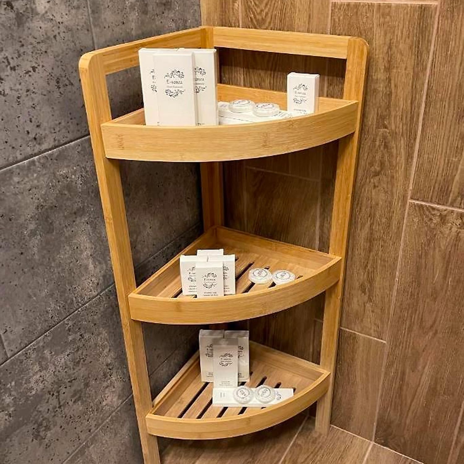 Avilia Eckregal mit 3 Ebenen aus Bambus, elegant und nachhaltig, 33 x 23 x 61 cm, perfekt für jeden Raum, optimierter Platz für Bücher und Dekorationsgegenstände