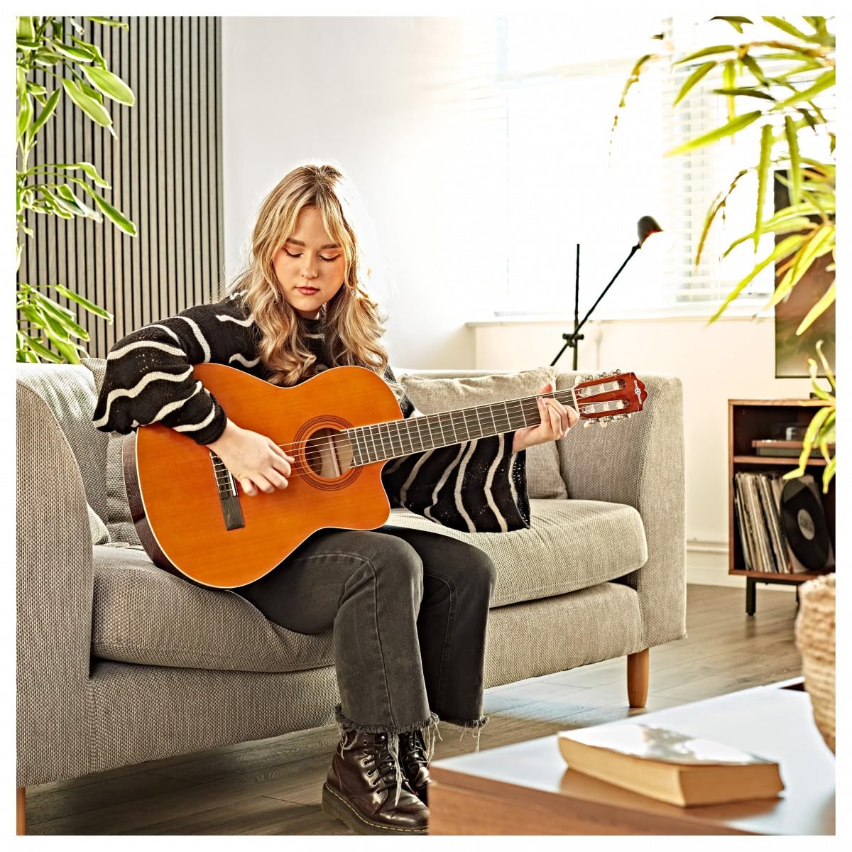 Chitarra classica Deluxe Cutaway Singolo di Gear4music, Naturale | Cutaway Singolo per Accesso ai Tasti Alti, Corpo Abete e Tiglio dal Tono Ricco e Deciso, Corde di Nylon Morbide, Naturale