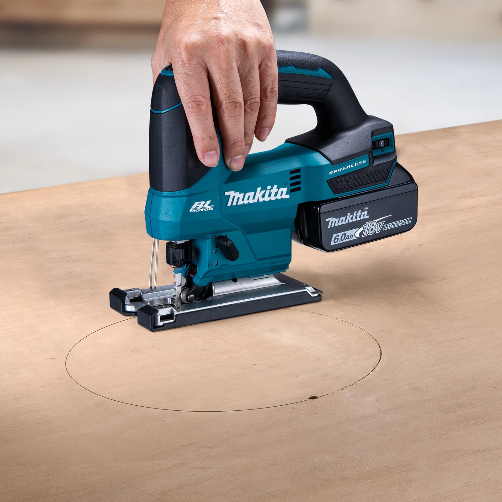 Makita DJV184RTJ 18V Li-Ion LXT Brushless Jigsaw completo di 2 batterie da 5,0 Ah e caricatore fornito in una custodia Makpac