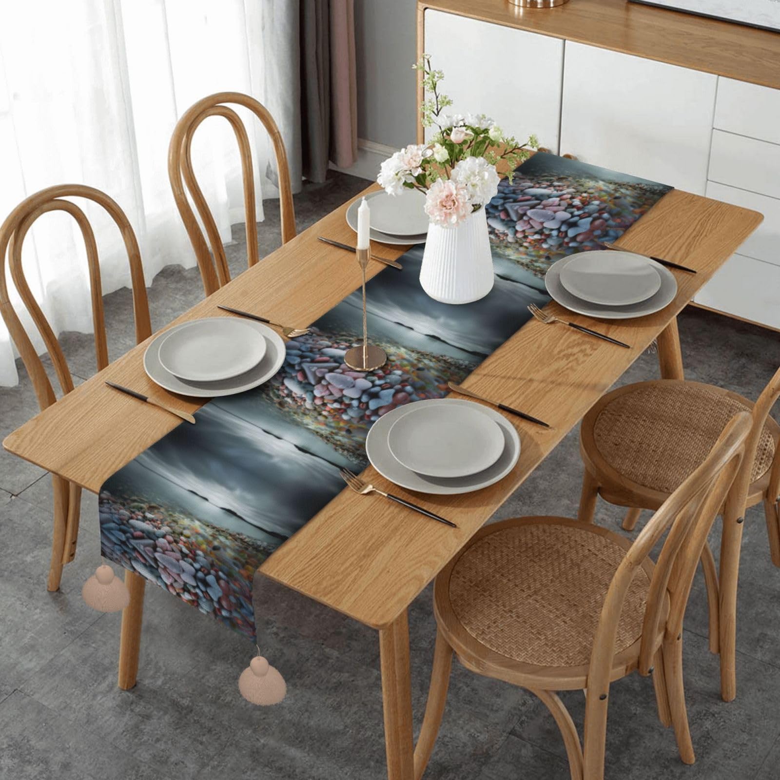 Chemin de table avec pompons pour vos repas de mariage ou dîners de vacances