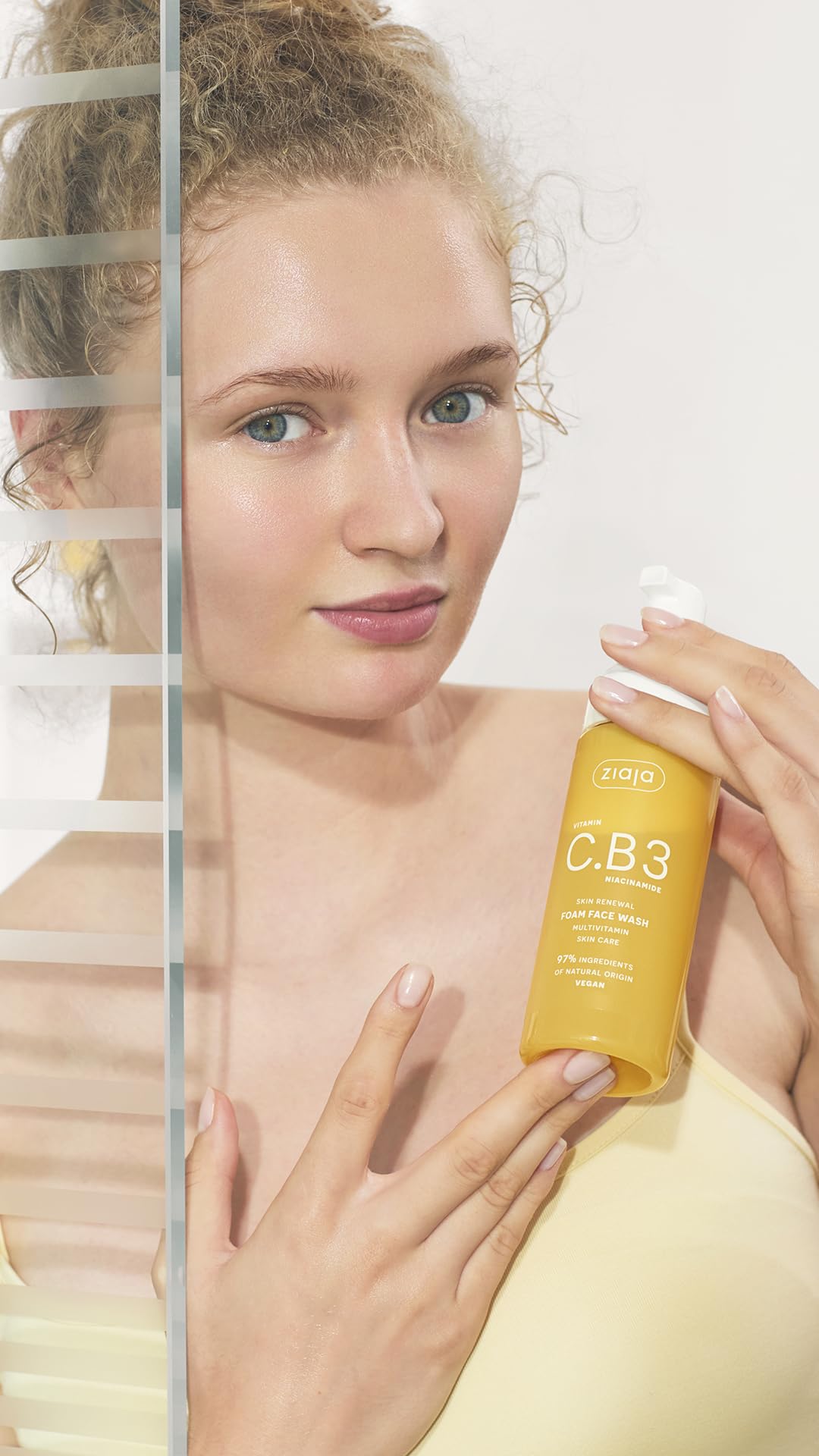 Schiuma detergente viso vitamina C.B3 NIACINAMIDE | Pulizia profonda senza seccare, 97% ingredienti naturali, effetto glow, adatta per pelli sensibili di ZIAJA