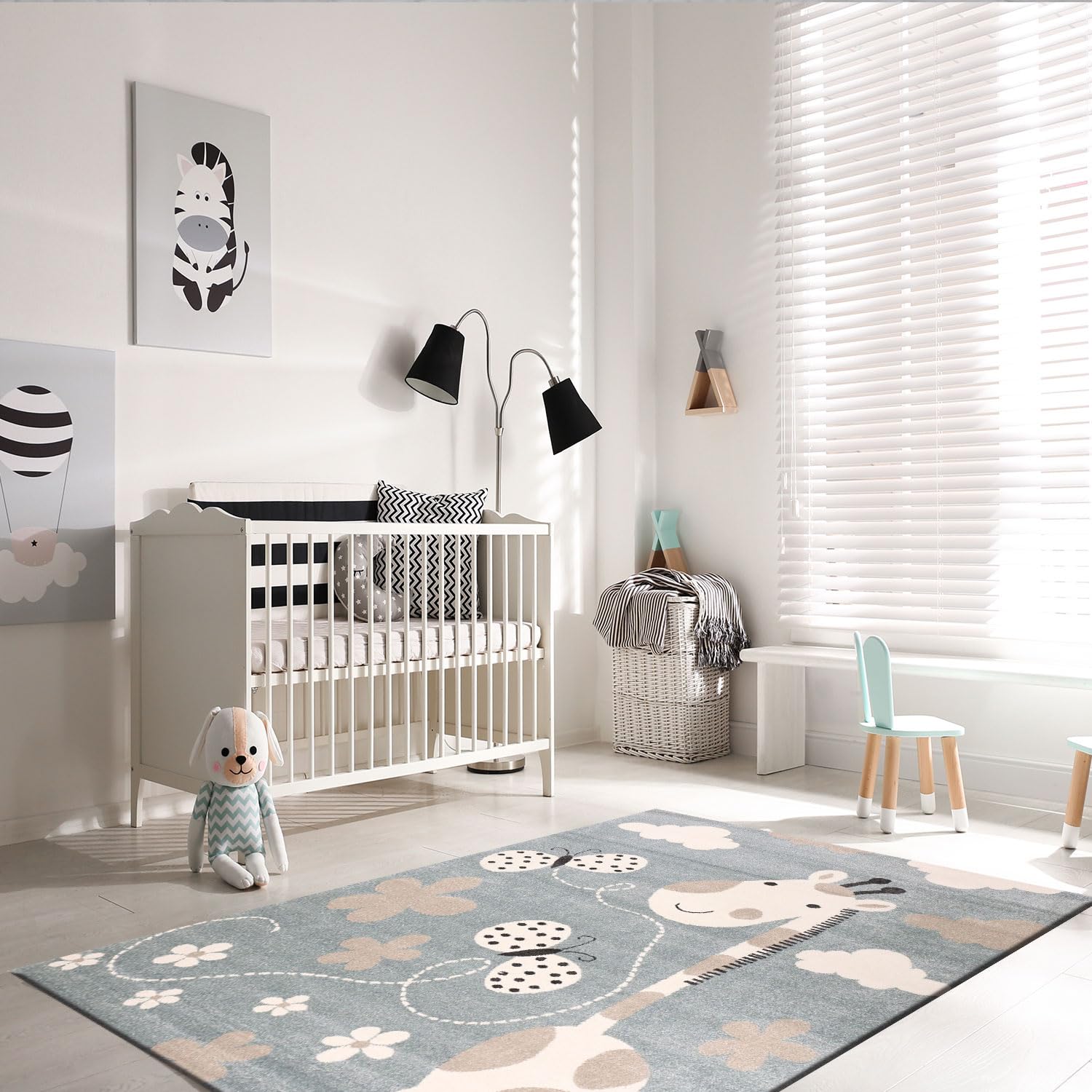 VIMODA Kinderteppiche Giraffe mit Schmetterling und Blumen | Kinderteppich für Mädchen und Jungs | Teppich für Kinderzimmer Blau | Schadstofffrei Kinderzimmerteppiche (Öko-Tex), Maße:120x170 cm