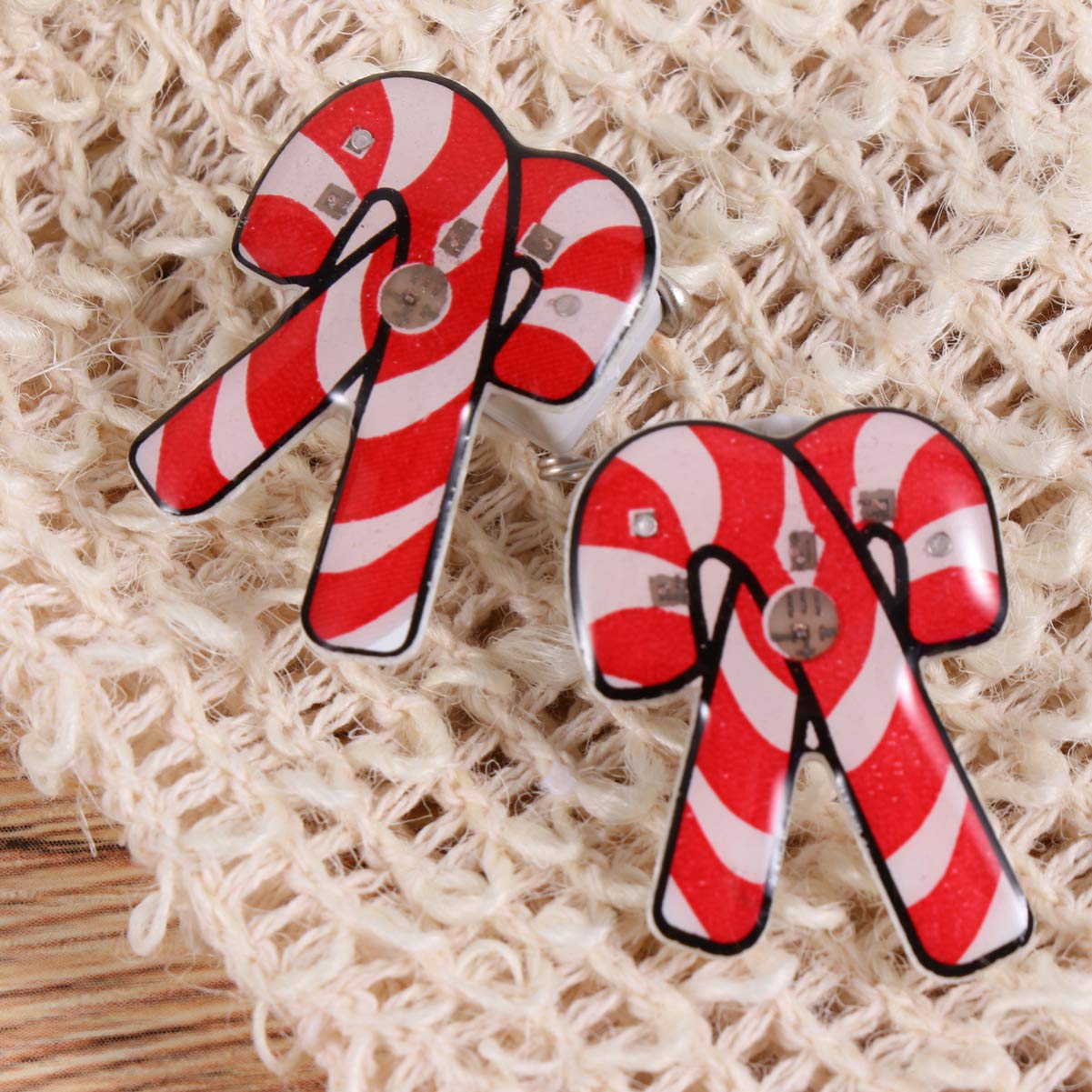 Amosfun Lot de 25 broches LED lumineuses de Noël en émail épinglettes badge fête de Noël préféré bonhomme de neige bijoux cadeaux pour enfants adultes