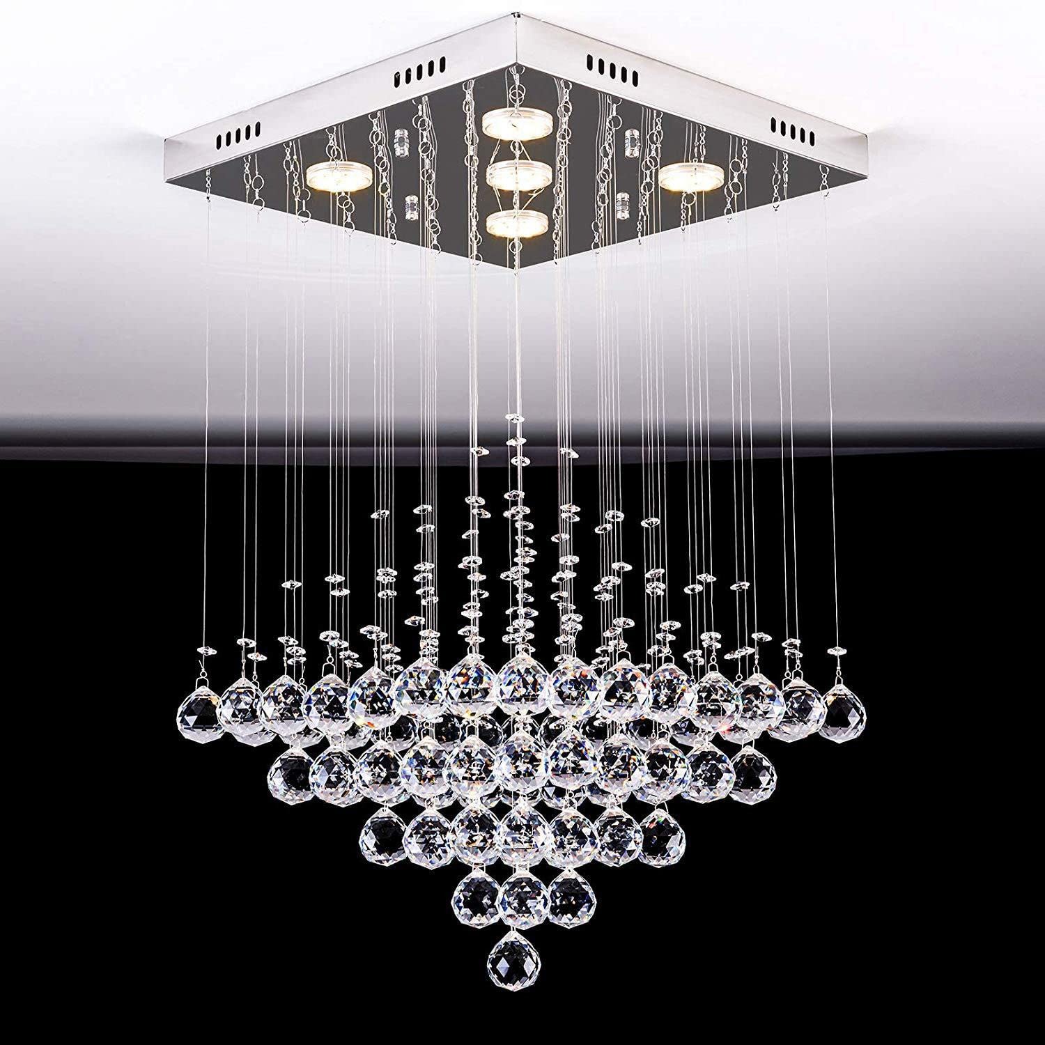Lampe suspendue carillon cristal au plafond pour un salon chaleureux