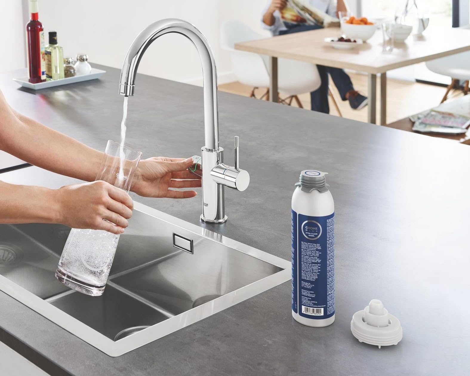 GROHE Set Filtro a 5 Fasi per Elevare il Gusto dell’Acqua, Ridurne il Residuo Fisso e il Calcare, Taglia S Capacità Media 600 l, 40404001 + Cartuccia per Pulizia per sistemi GROHE Blue