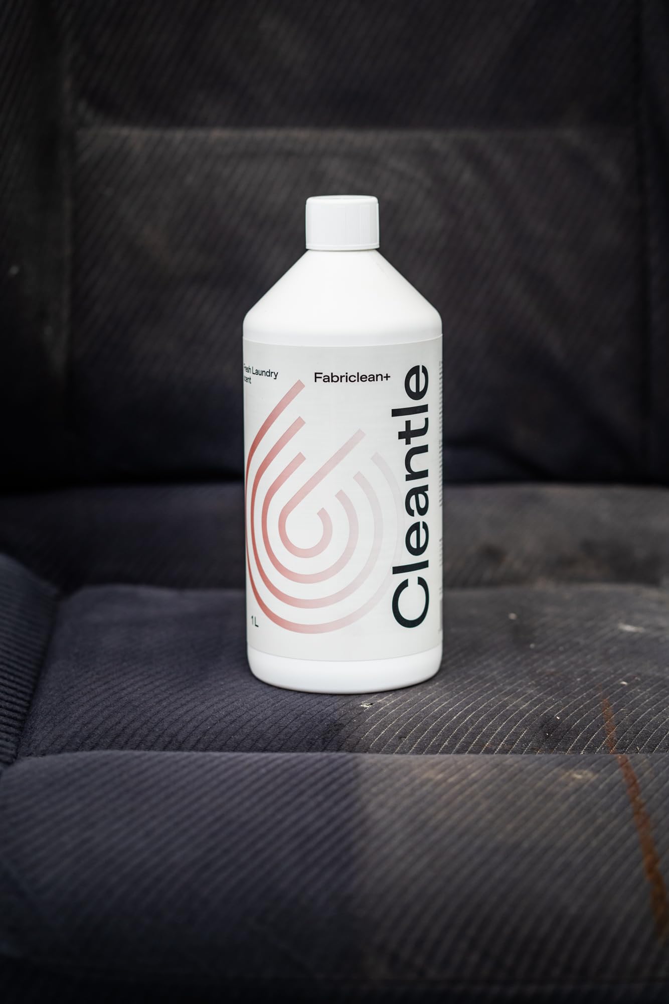 Fabriclean+ 5L Polsterreiniger Auto Konzentrat Effektiver Fleckenentferner für Stoffbezüge, Alcantara und Teppiche Fahrzeuginnenreinigung ohne Schlieren Frischer Wäscheduft