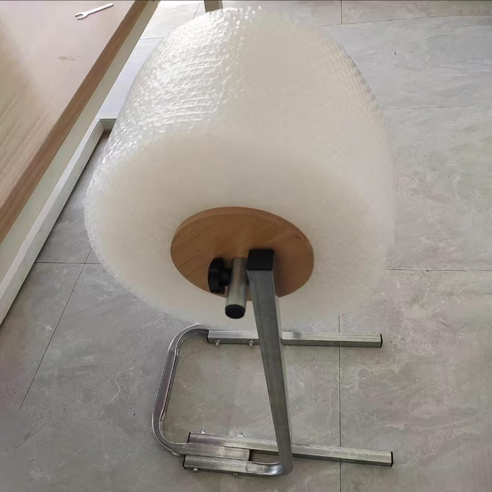 Rack per imballaggi pesanti per l'erogazione efficiente di pluriball e cotone perlato, ideale per l'organizzazione di forniture di spedizione e imballaggio di e-commerce