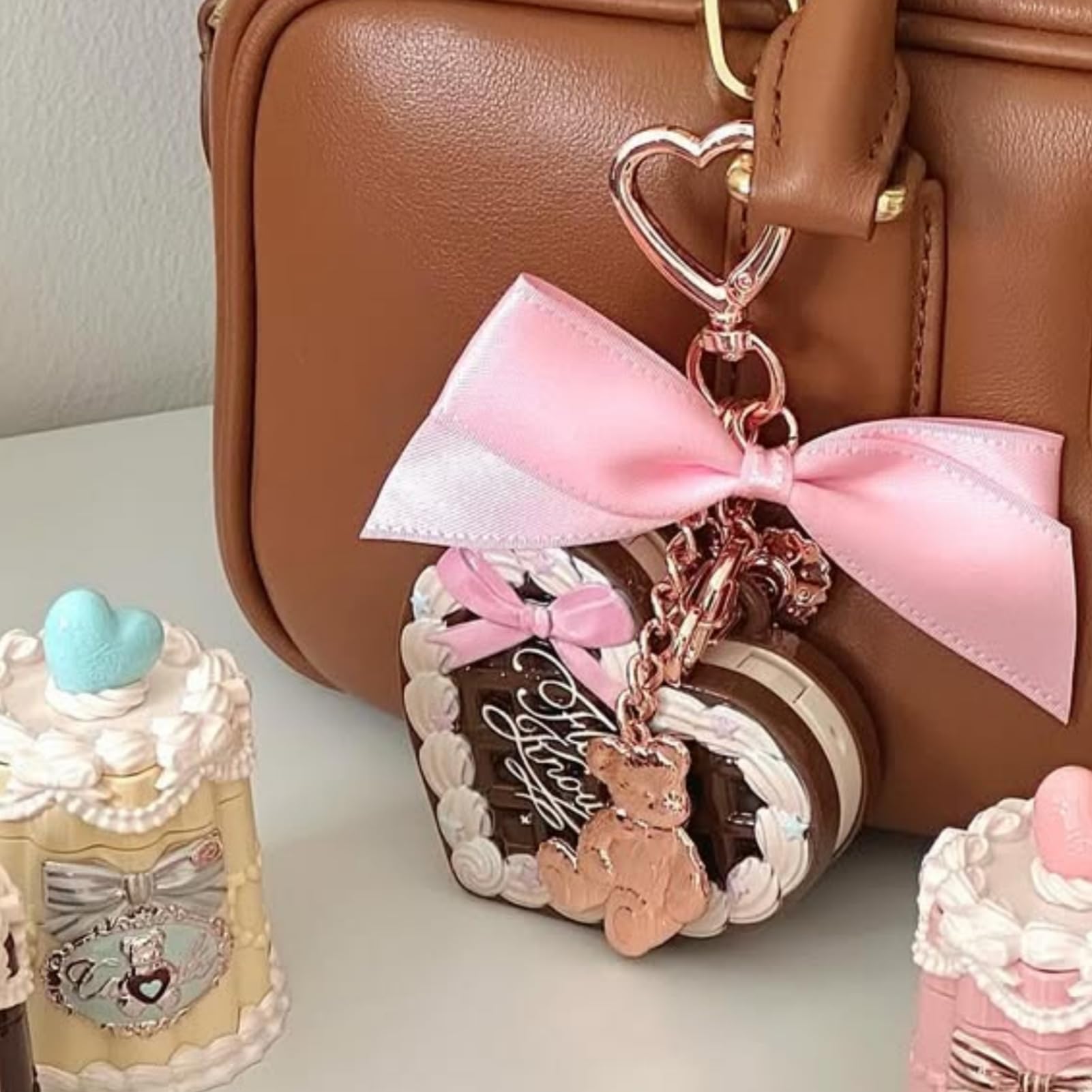 Colección Sweetie Bear: polvos fijadores Flower Know, llaveros con colgantes para bolsos, maquillaje y polvos compactos y en borla, difuminador de poros, regalo para mujeres (Cocoa)