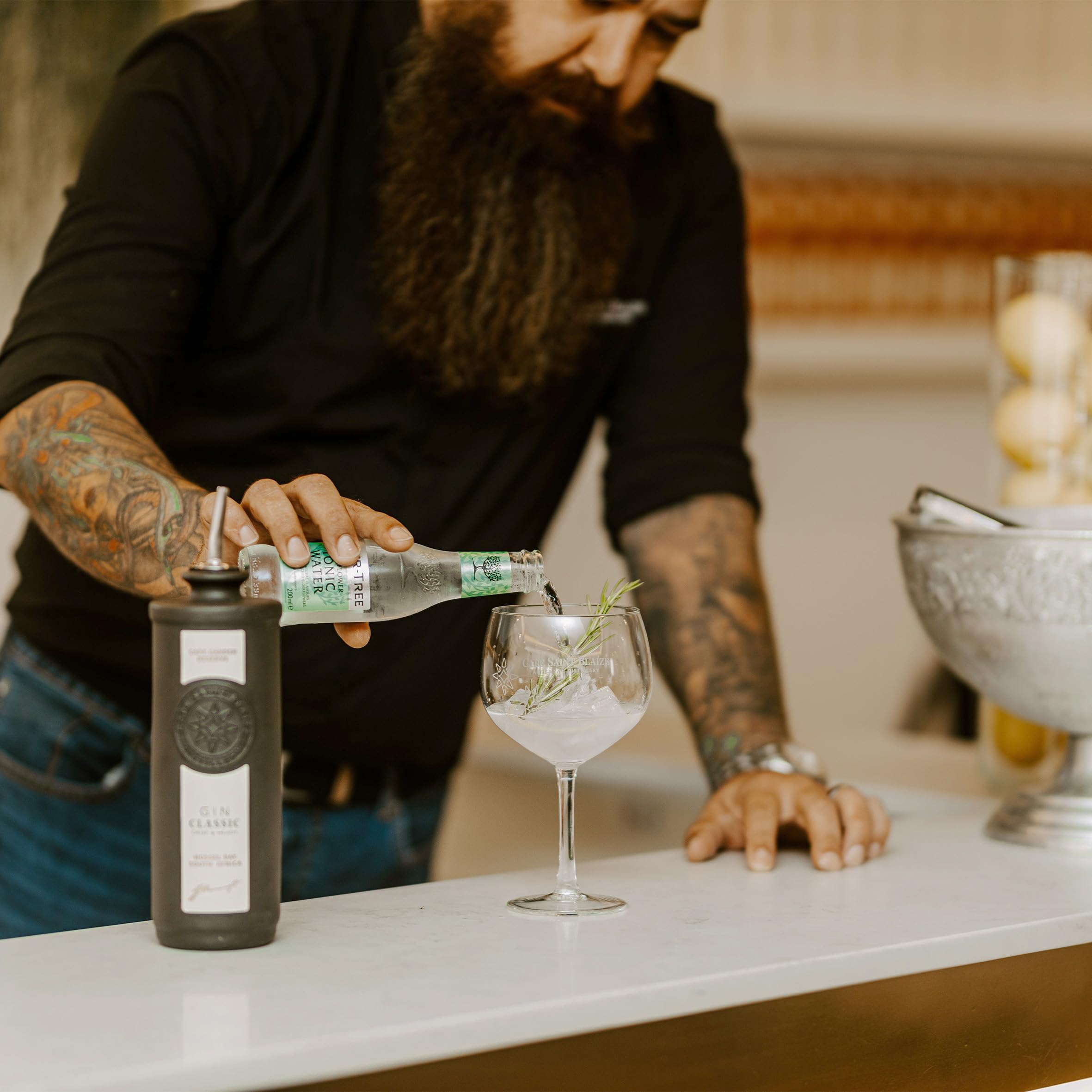 Cape Saint Blaize - Classic Gin | Holunderblüte, Wacholder, Rosmarin | London Dry Gin aus Südarika | Einzigartige Porzellanflasche | 700 ml