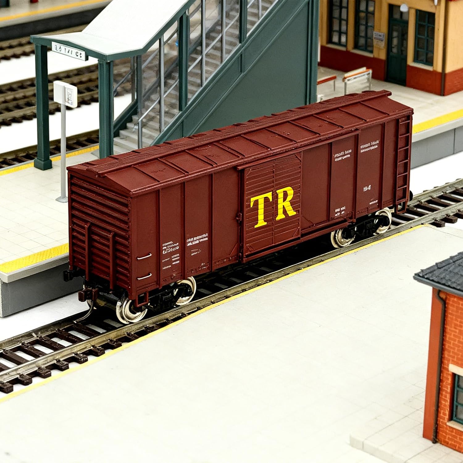 HO Scale Freight Wagon/Goods Van – Metal Wheelsets, Factory Installed Metal Hook Couplers, Classic Closed Body Cargo Car – Rolling Stock Only