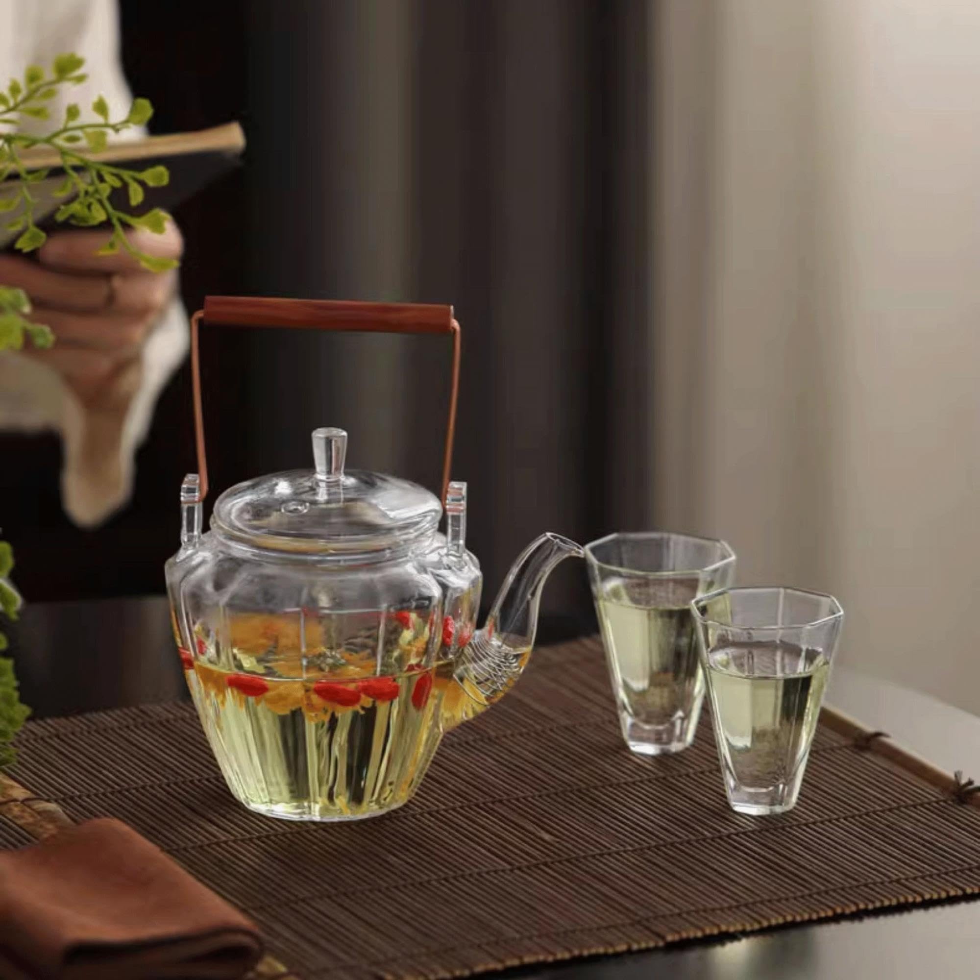 Jarra Una jarra de agua vidrio con mango madera