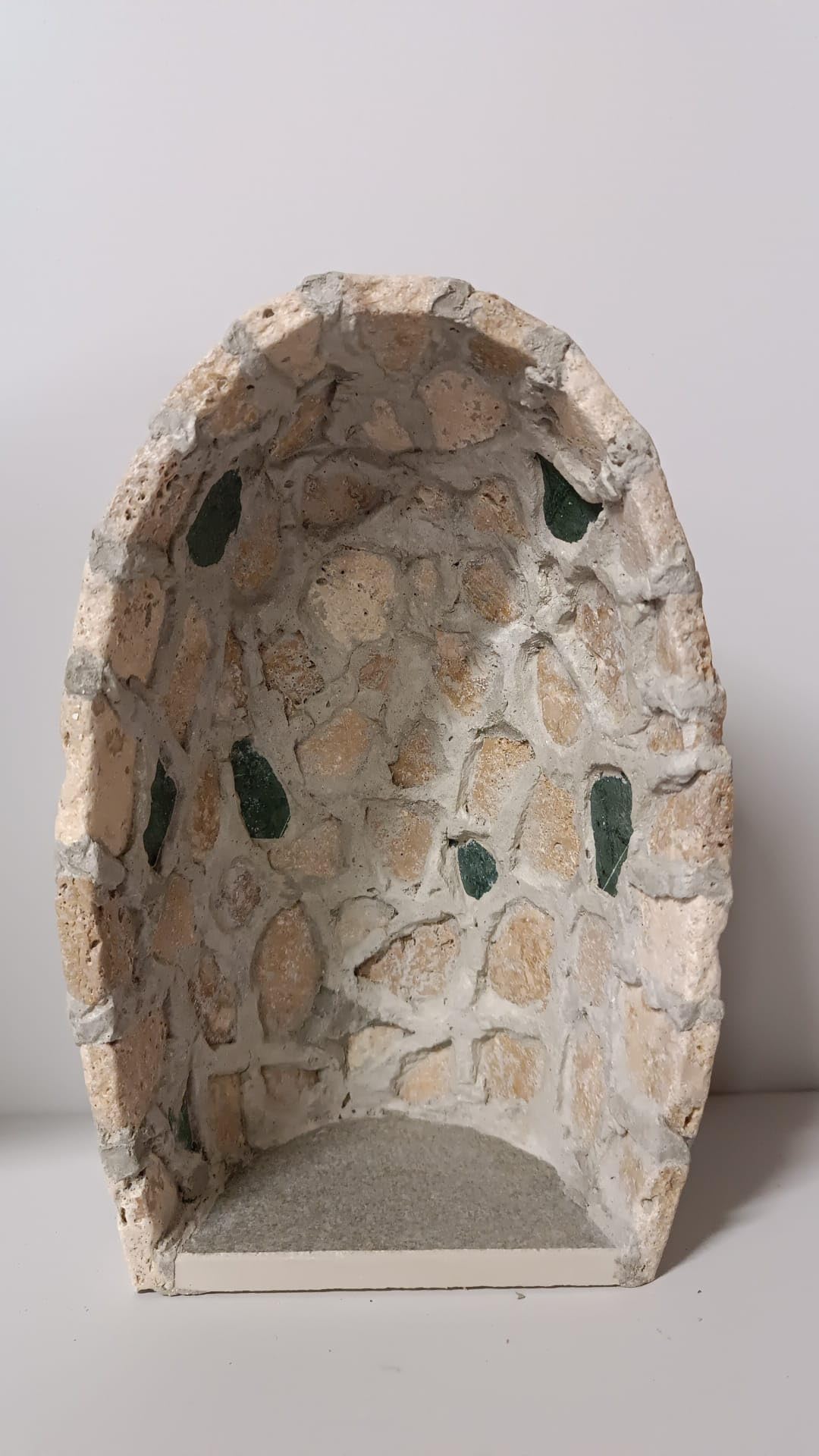 ArteSacraCaravaggio Grotta per statua artigianale in marmo avorio e inserti marmo verde Guatemala cm 23,5 x 15 realizzata interamente a mano e Madonna di Lourdes cm 17 di produzione italiana