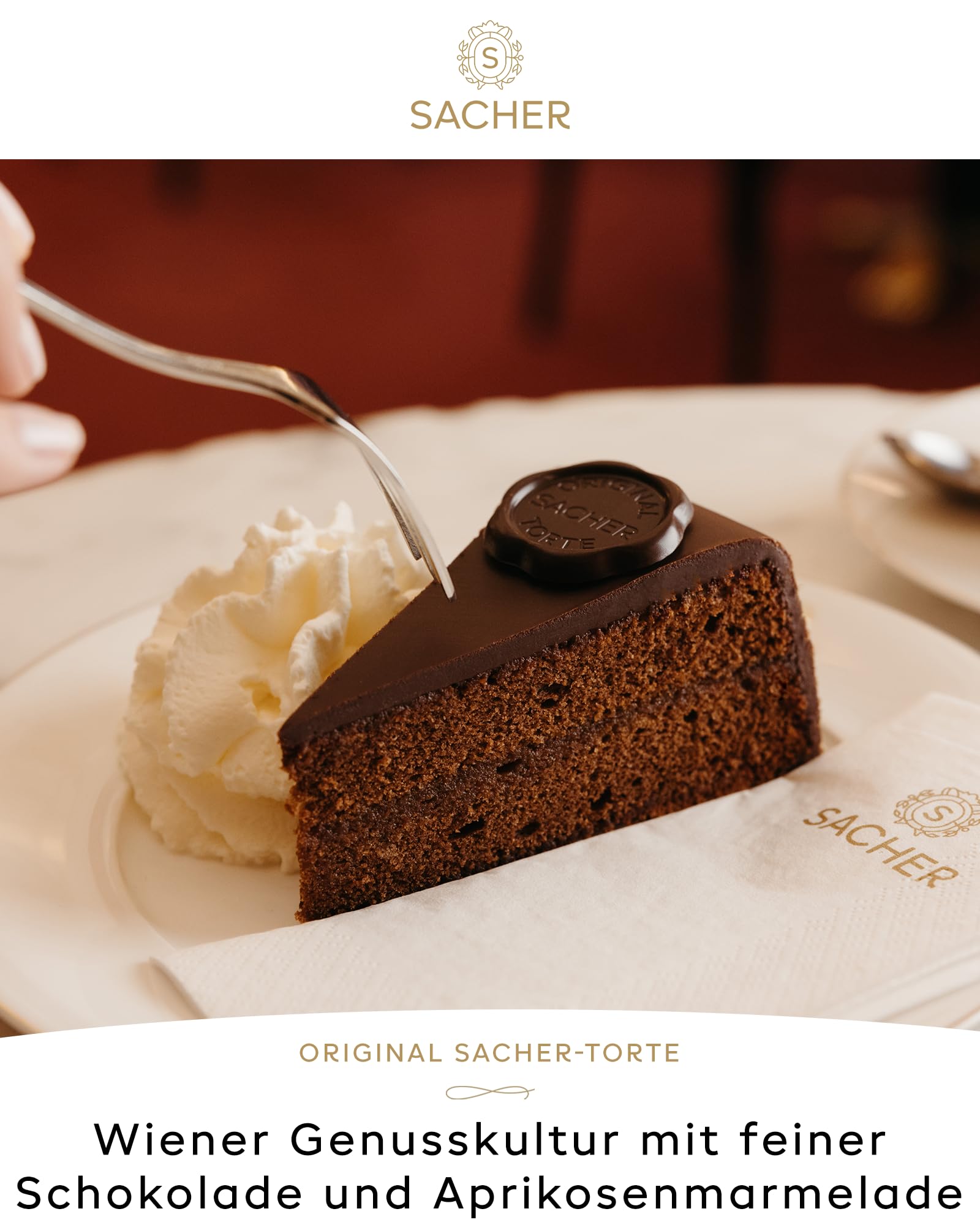 Original Sacher-Torte Large | 22 cm Durchmesser | 12 Portionen | Schokoladentorte mit Aprikosenmarmelade | 2 Marmeladenschichten | Süßes Meisterwerk