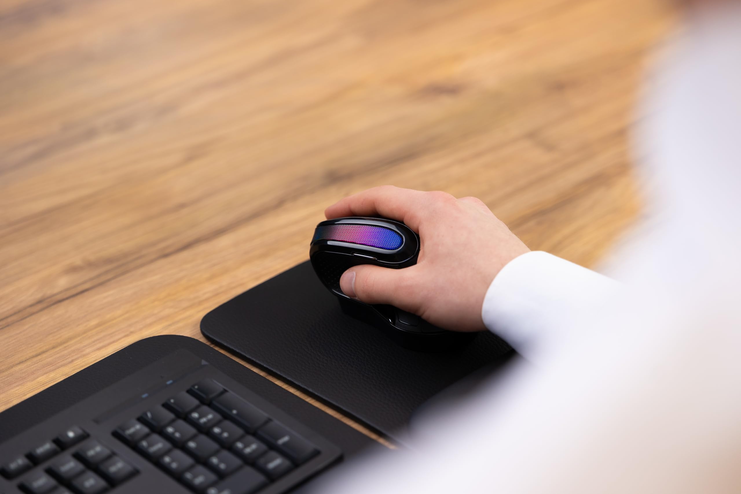 Mouse ergonomico – senza fili verticale 2,4 GHz – Adatto per mani grandi – inclinazione 20 – poggiapolsi – striscia LED – USB A Dongle & USB-C cavo di ricarica incluso