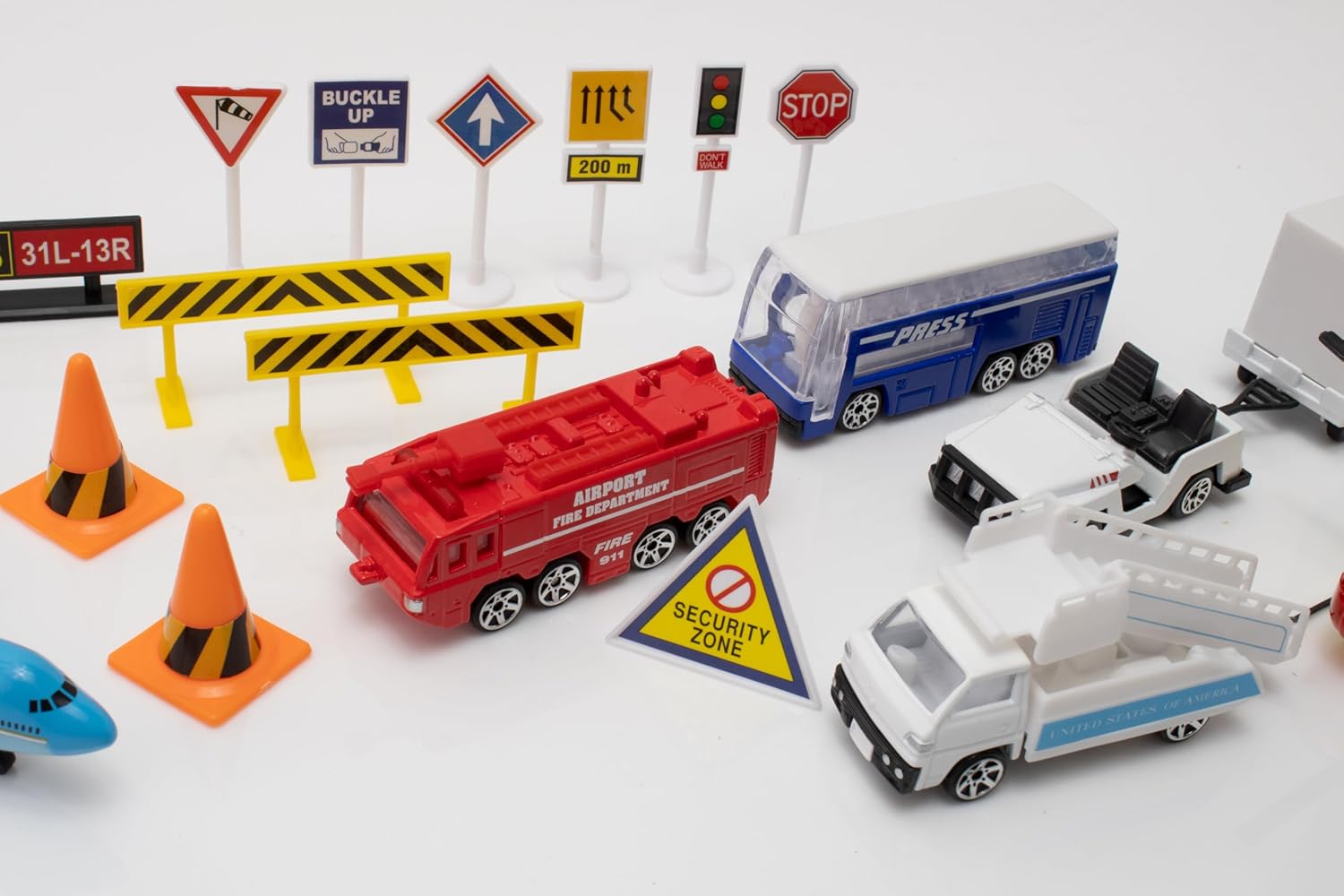 Daron 22-Piece Die-Cast Metal and Plastic Airport Playset Airplanes, Vehicles, and Accessories Playset Toy and Collectible for Children Ages 3+