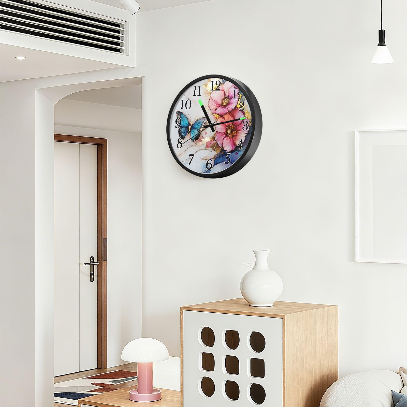Mnsruu Reloj de pared luminoso con diseño de flores y mariposas, reloj de pared que brilla en la oscuridad, funciona con pilas, silencioso, sin tictac, luz nocturna para dormitorio
