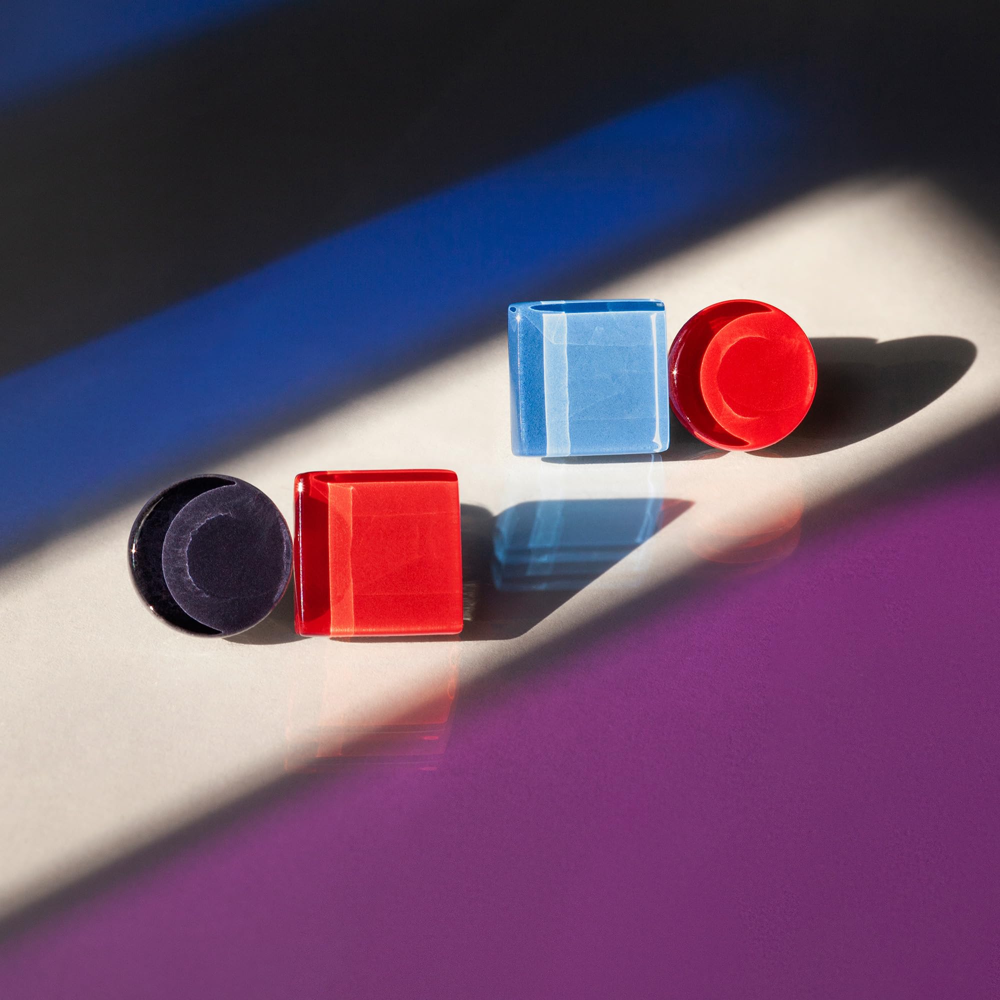 Geometrische Statement Ohrringe Damen • Bauhaus Design Ohrstecker in 16 Farbvarianten • Nachhaltiger Schmuck aus Glas • hypoallergen & handgemacht • 30x15x4mm