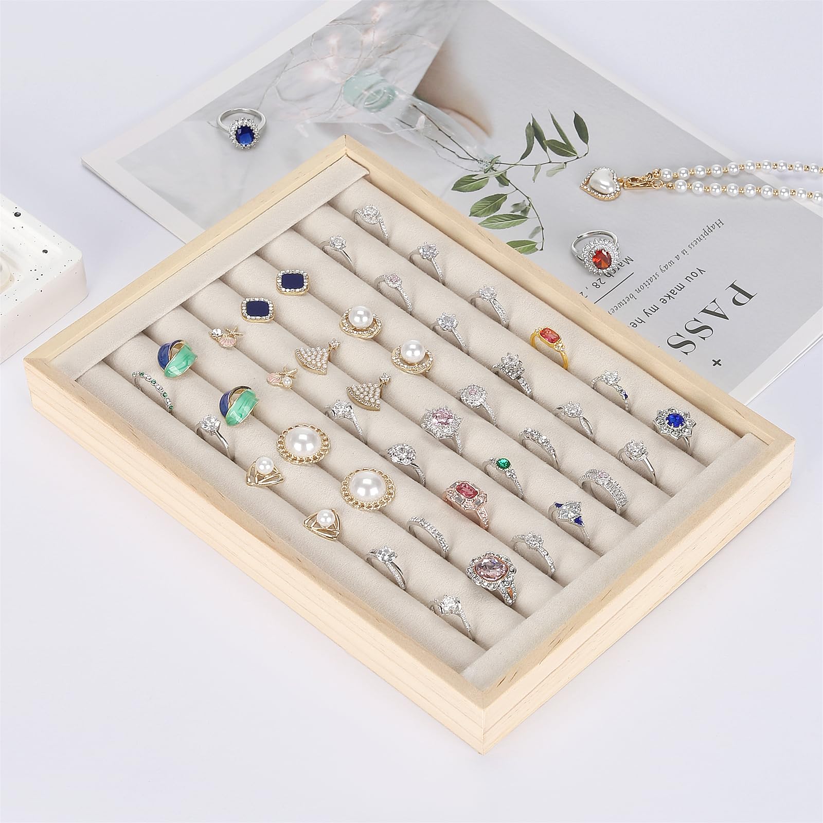 KUKUVR Bandeja de madera para anillos, estuche de almacenamiento de joyas de terciopelo para anillos, aretes, bandeja organizadora para almacenamiento de escritorio o espectáculo de ventas (beige)