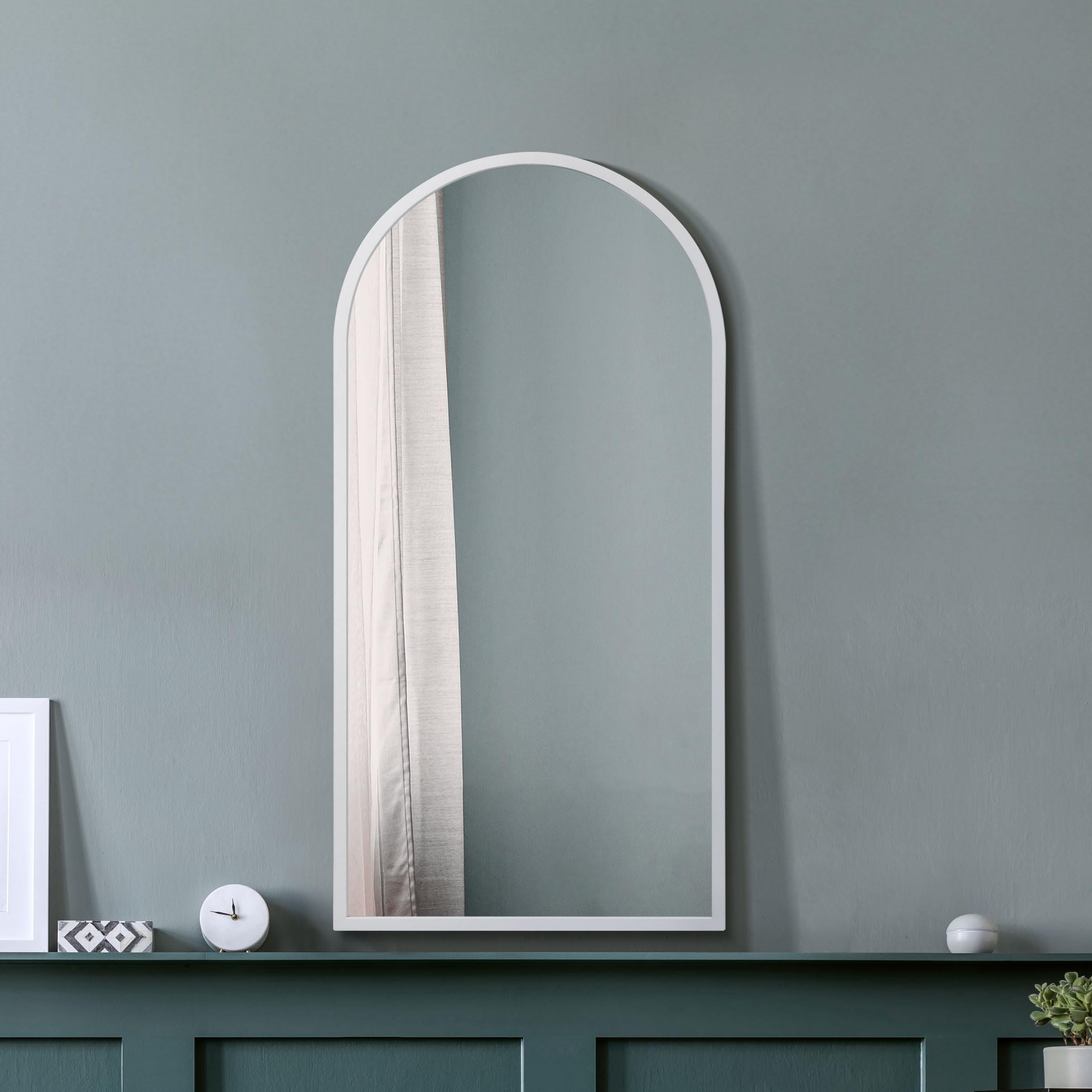 MirrorOutlet The Arcus - Specchio da parete ad arco moderno con cornice in metallo bianco, 120 x 60 cm, cornice larga 2 cm e profondità 3 cm.