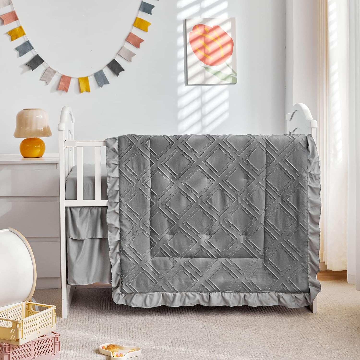 Juego de ropa de cama para cuna pequeña de 3 piezas, edredón acolchado con volantes y sábana bajera ajustable y falda de cama con volantes, bonita ropa de cama desgastada para bebé, solo para cuna
