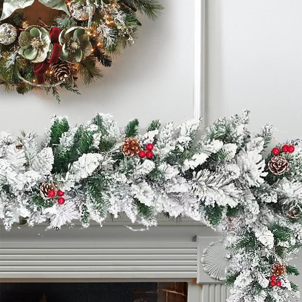 Kerstversiering met dennenappels, traditionele ornamenten, licht van
