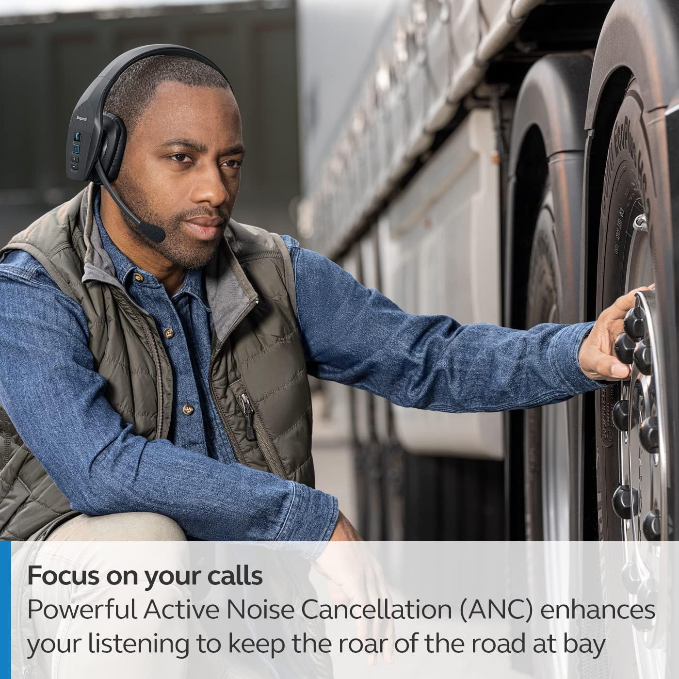 Ọkùnrin kan tó ń wakọ̀ ọkọ̀ akẹ́rù, tó dojúkọ ìpè pẹ̀lú agbekọri BlueParrott B650-XT