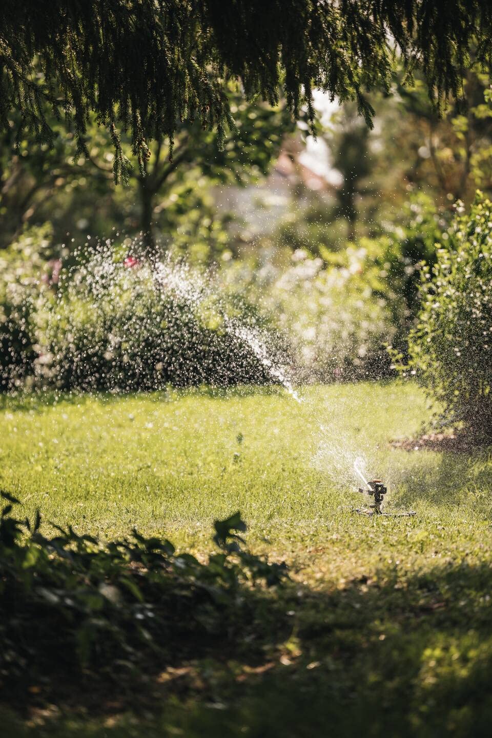 Fiskars Irrigatore a Impulso XL di Metallo con Ruote, Con Distanza | Getto e Rotazione Regolabili, Misura Universale, Portata Ø 26 m, 938 g, Nero/Arancione, 1023656