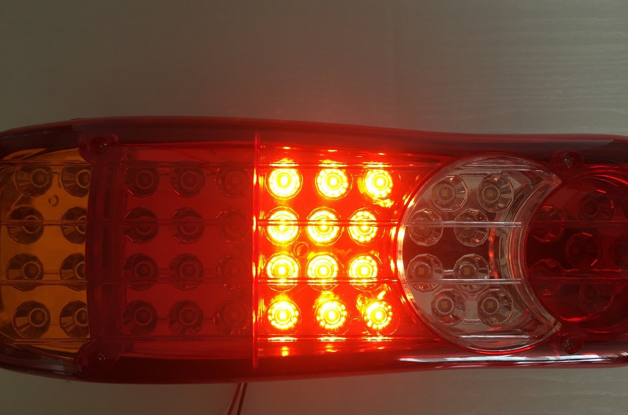 2 luces LED de cola traseras de 24 V para chasis de camión volquete, remolque o caravana.