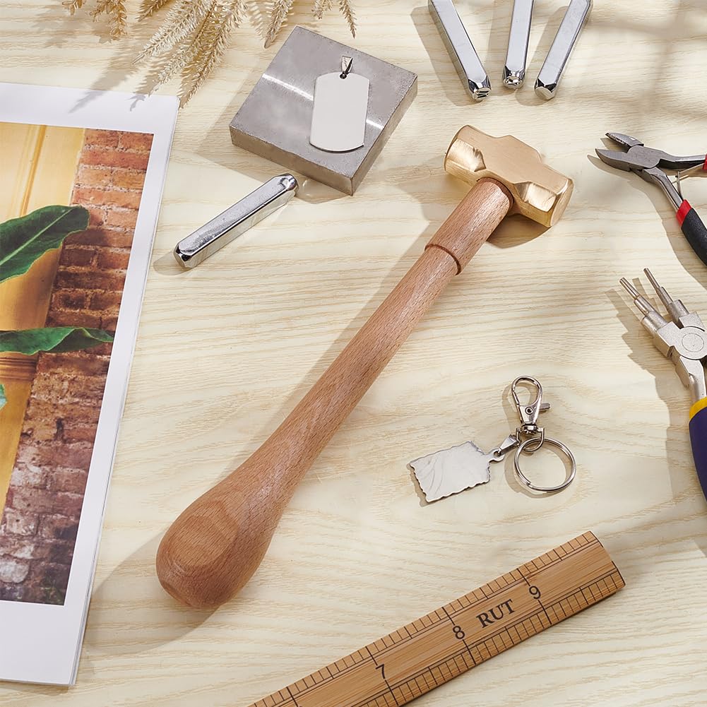BENECREAT Martillo de latón con mango de madera de haya de 25 cm de largo para hacer joyas y manualidades
