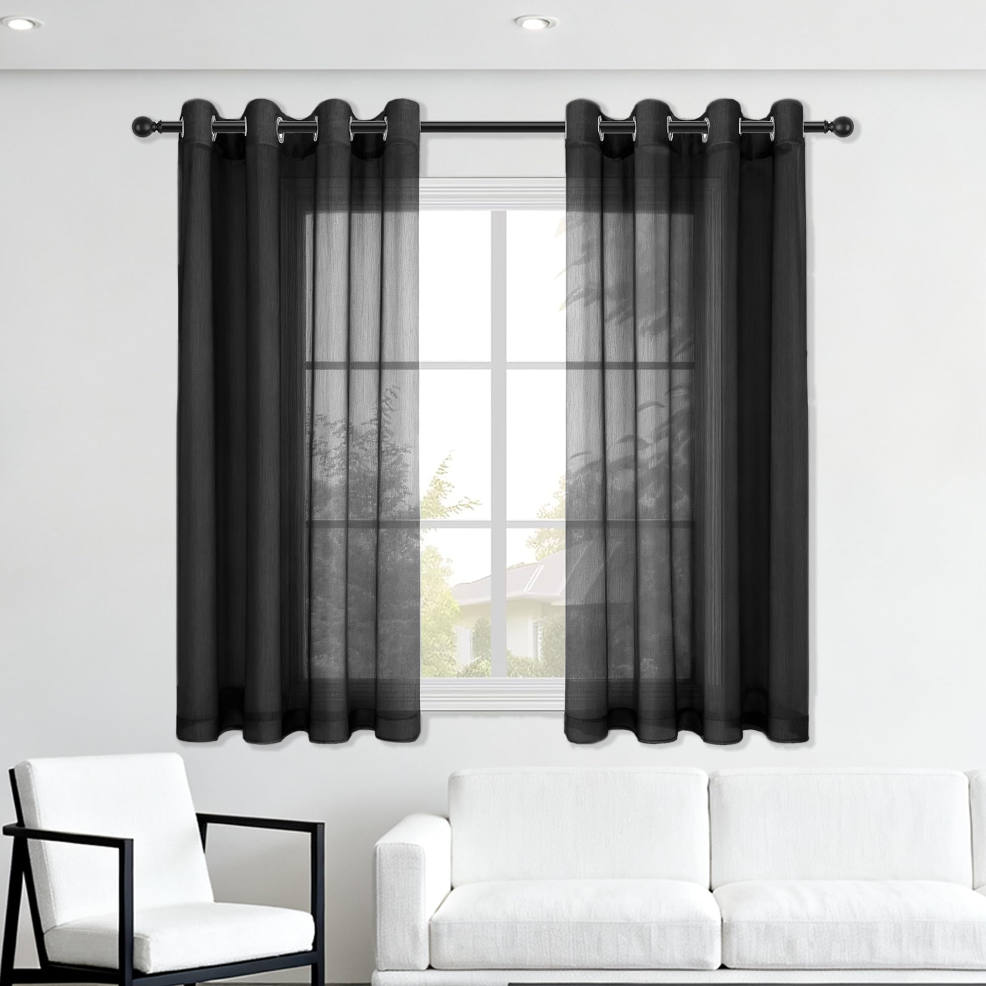 Rideaux voilages noirs grand format pour sublimer la lumière de la chambre