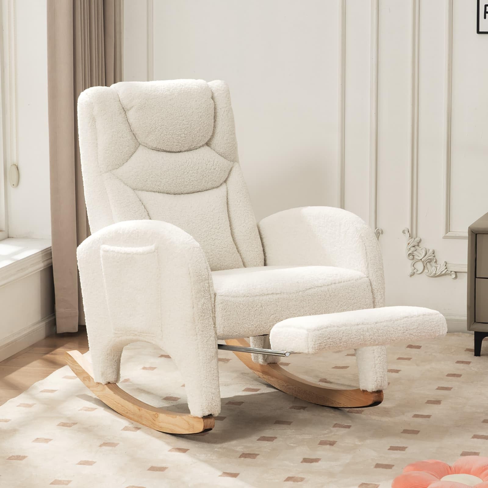KOMHTOM Fauteuil à Bascule avec Repose-Pieds Escamotable, Fauteuil de Salon avec Structure en Bois et Poche de Rangement Latérale, Tissu Peluche Teddy (Blanc)