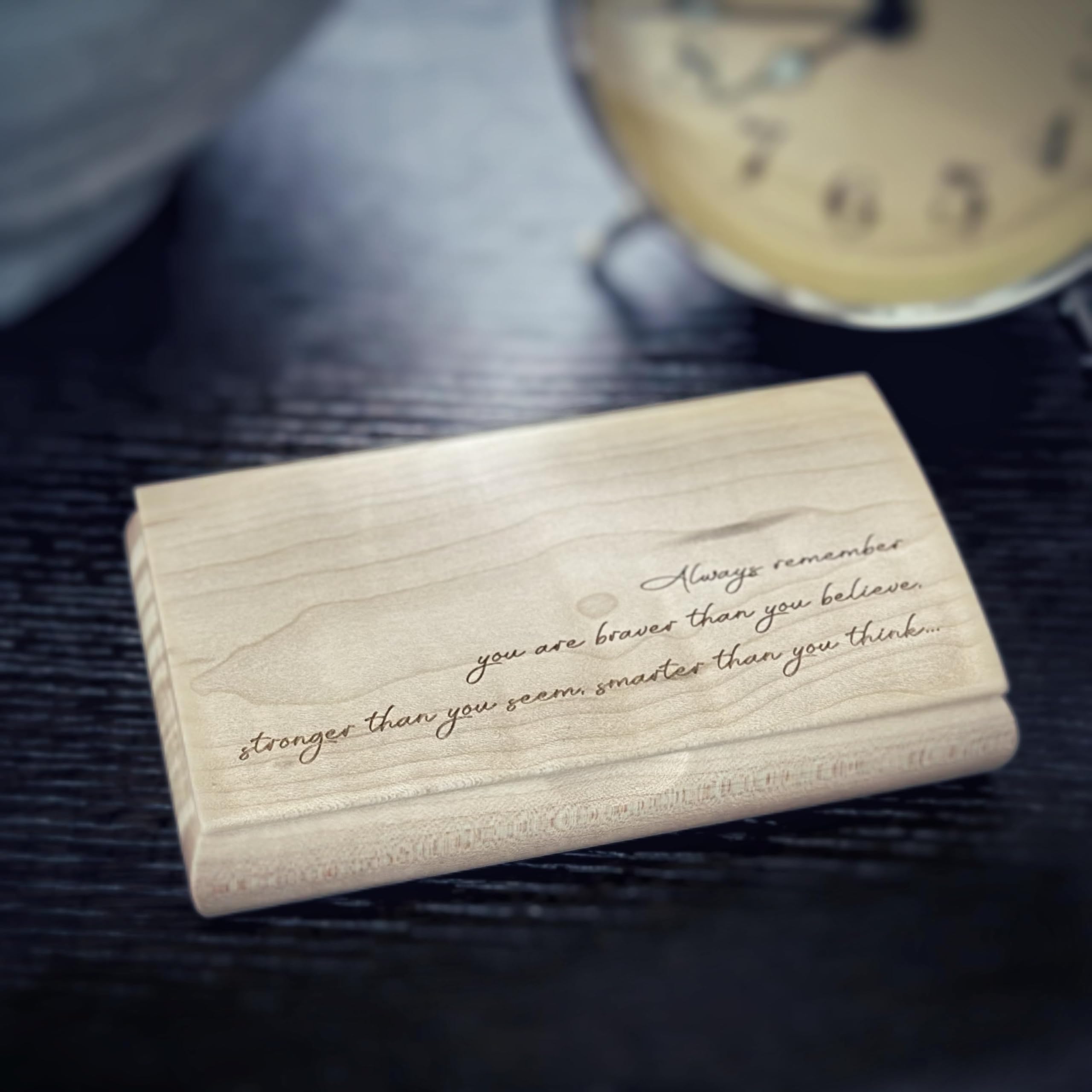 Mikutowski Woodworking Always remember you are braver than you believe, stronger than you seem, smarter than you think, & loved more than you know - Caja de recuerdo de madera, USA-08AR