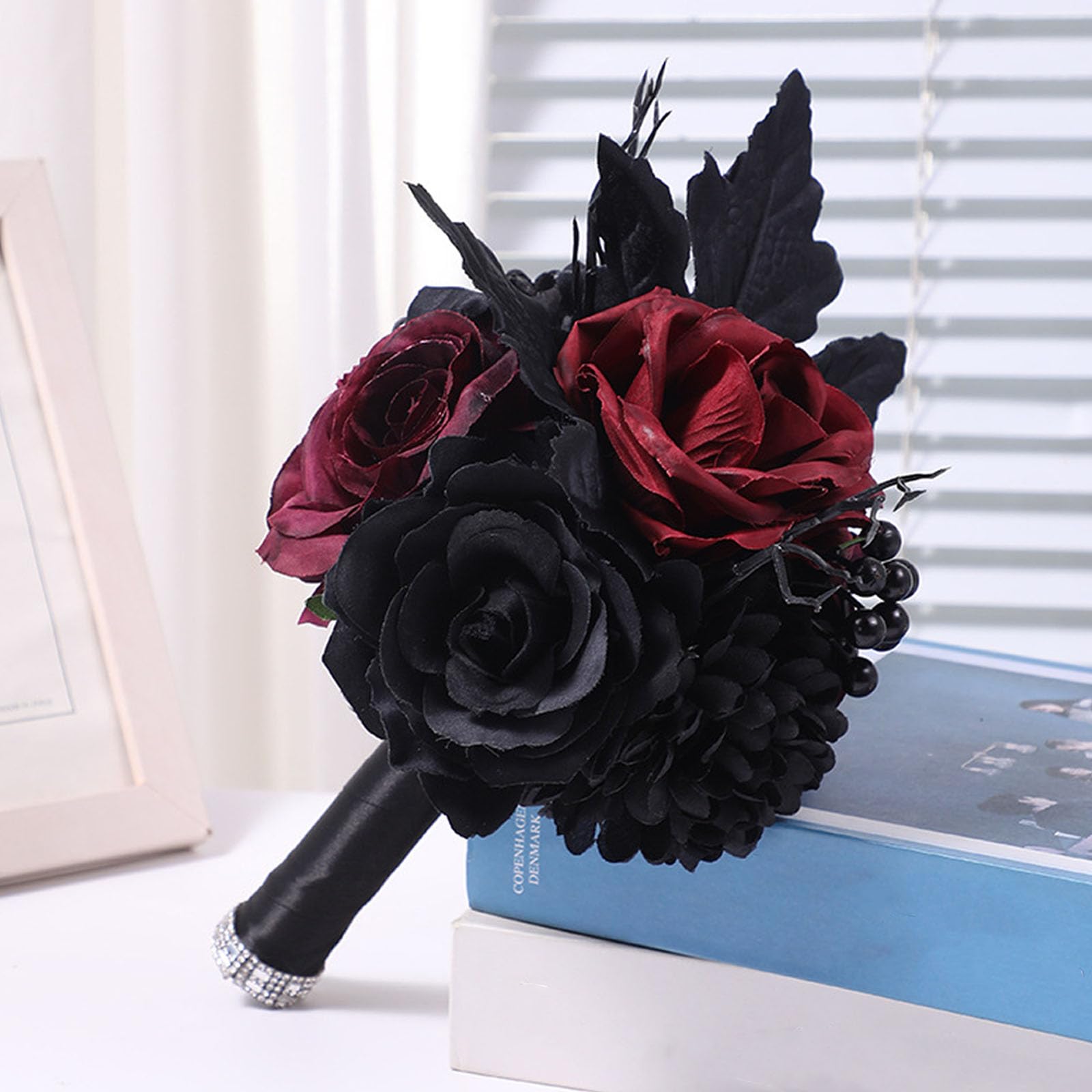 Bouquet de mariage sombre style gothique noir et bordeaux rose pour mariée