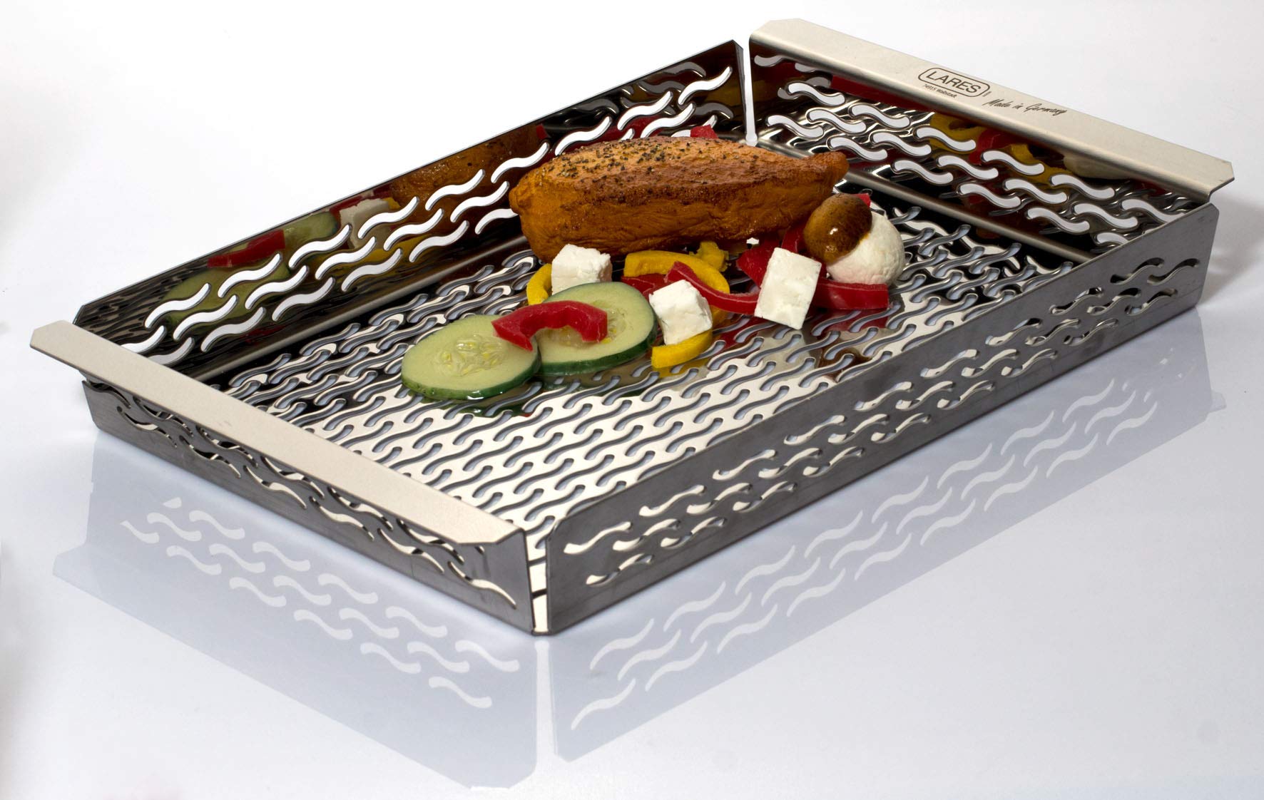 Lares Grillschale Edelstahl 30x20x3,5 cm – BBQ Schale mit Lochung – Wiederverwendbar & Rostfrei – Für Gasgrill, Elektrogrill, Holzkohlegrill – Spülmaschinengeeignet – Made in Germany