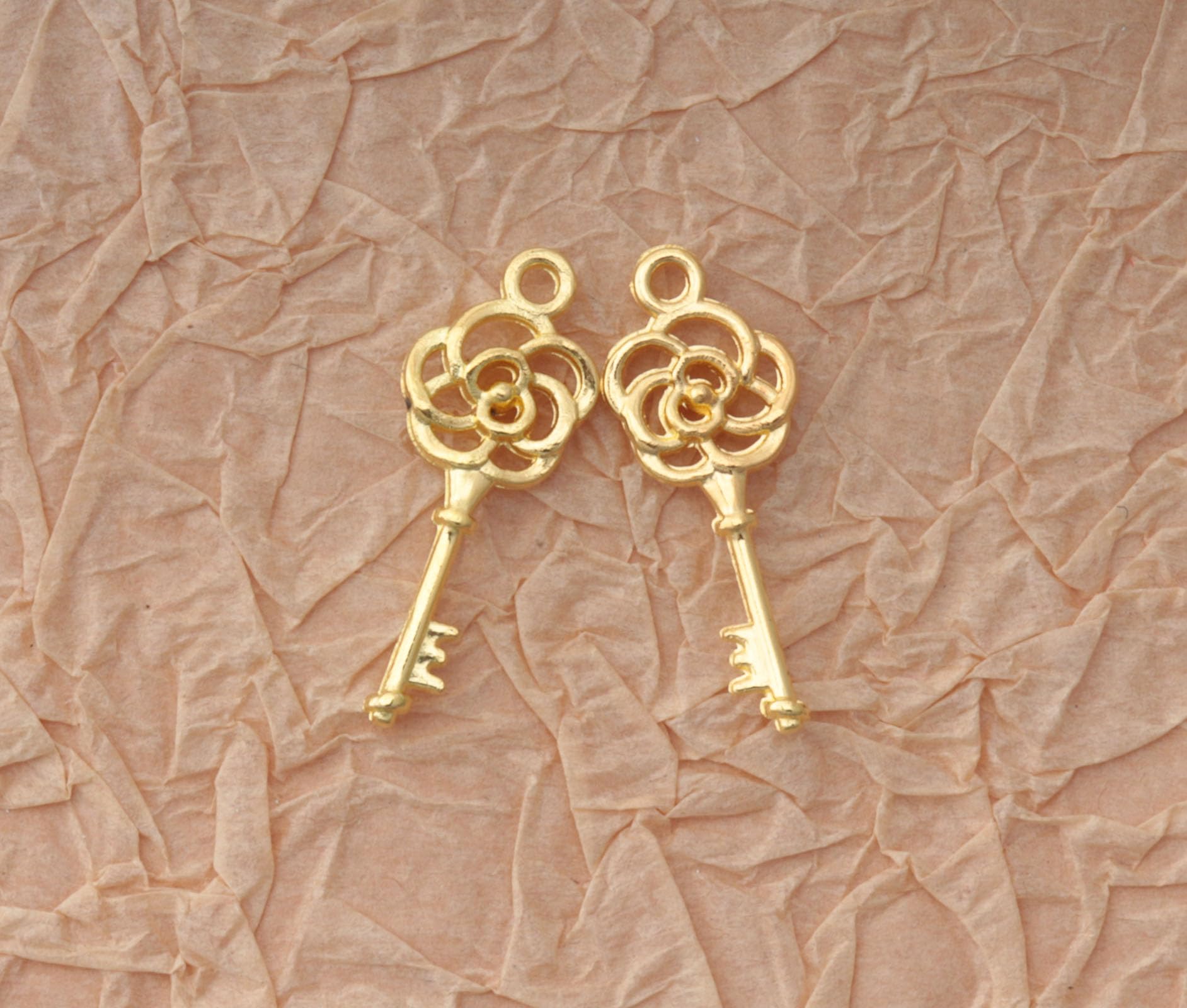 50 Pcs Rose Key Charms 2.7 x 1 cm Antique Vintage Small Skeleton Hollow Key Pendants for Birthday Party Wedding Decoration DIY Jewelry Making Kits Necklace Bracelets Earring Crafting