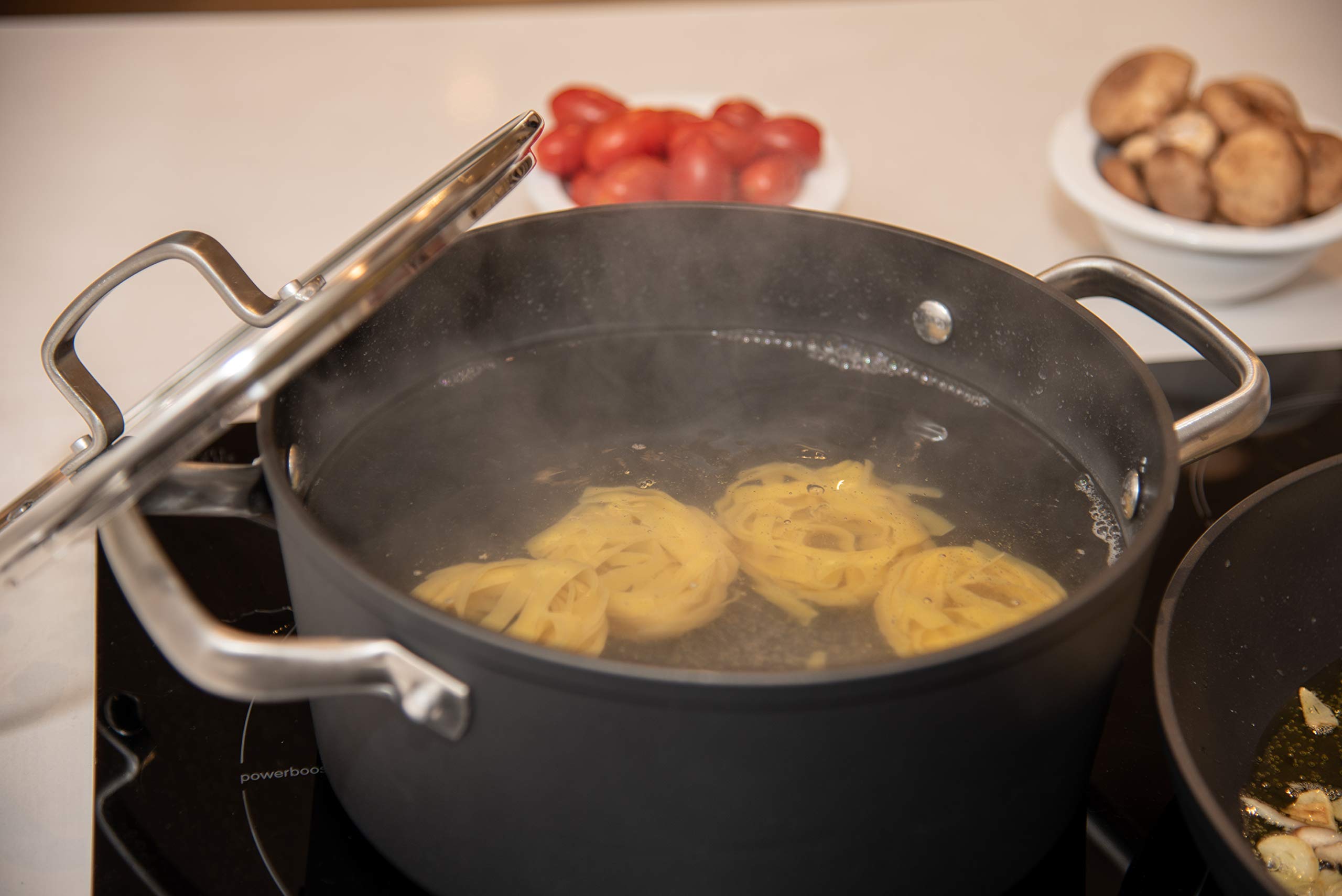 Arcos Seria Samoa | Nonstick 24 cm i 4,3 L | Kute aluminium | Full Induction | Uchwyty ze stali nierdzewnej Efekt zimna | System oszczędzania energii | Zmywarka | Kolor czarny