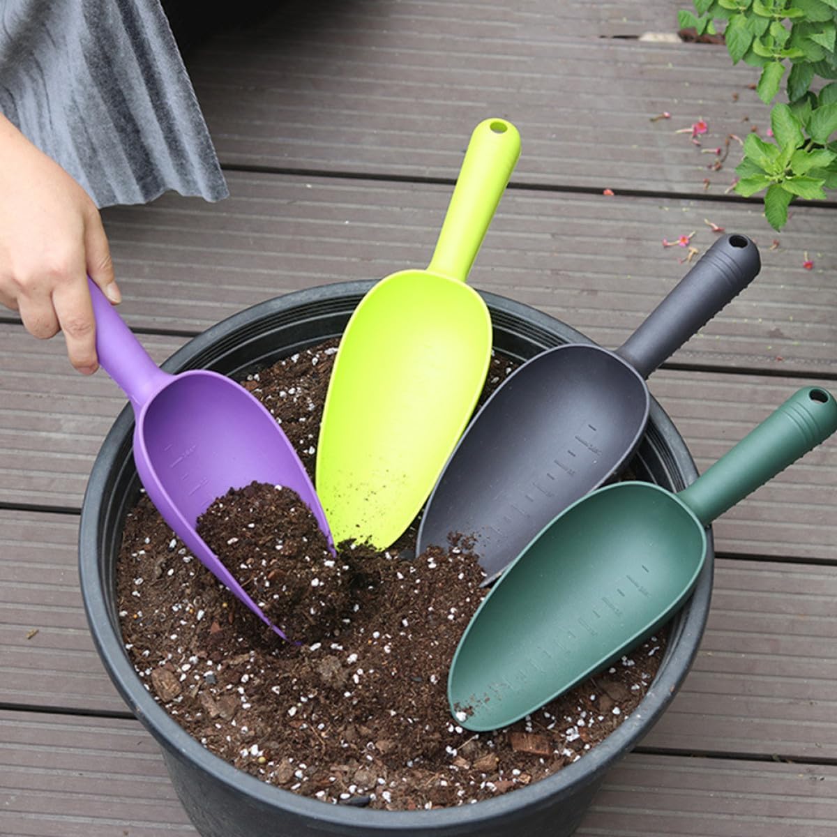 2pcs Plastic Gardening Soil Shovels Military Green Small Soil Scoops for Planting Succulents and Vegetable Garden Cultivation