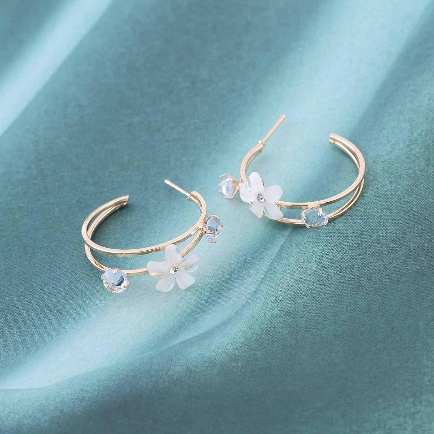 Acrylic Flower Hoop Earrings for Women Romantic White Flower Earrings Large Gold Hoop Earring Acrylic Resin Floral Earring Jewelry for Women - Image 4
