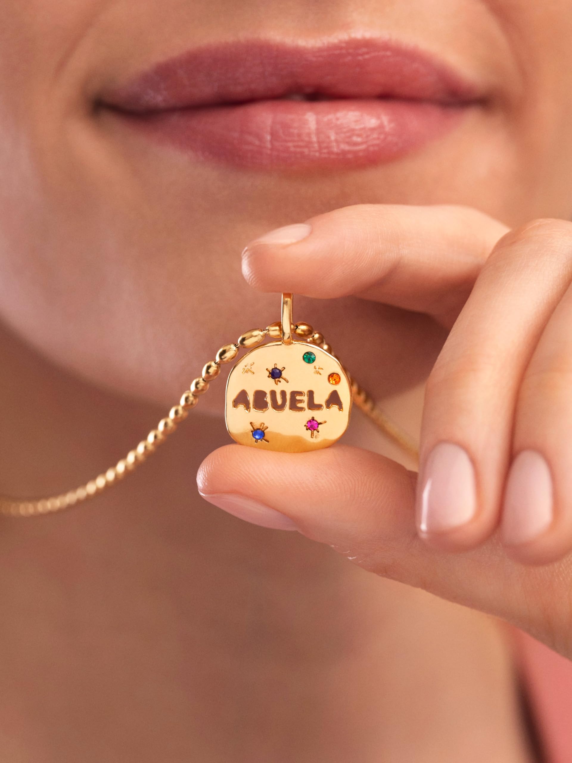SINGULARU - Charm Abuela. Latón con Baño en Oro o Rodio y Circonita. Joyas Para Mujer.
