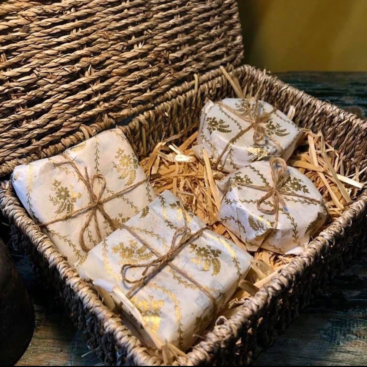 Seagrass Strorage Basket with Lid - Decorative Storage Box for Bathroom, Closet, Shelf - Woven Gift Basket and Hamper for Home (Set of 2 sizes - Small & Medium)